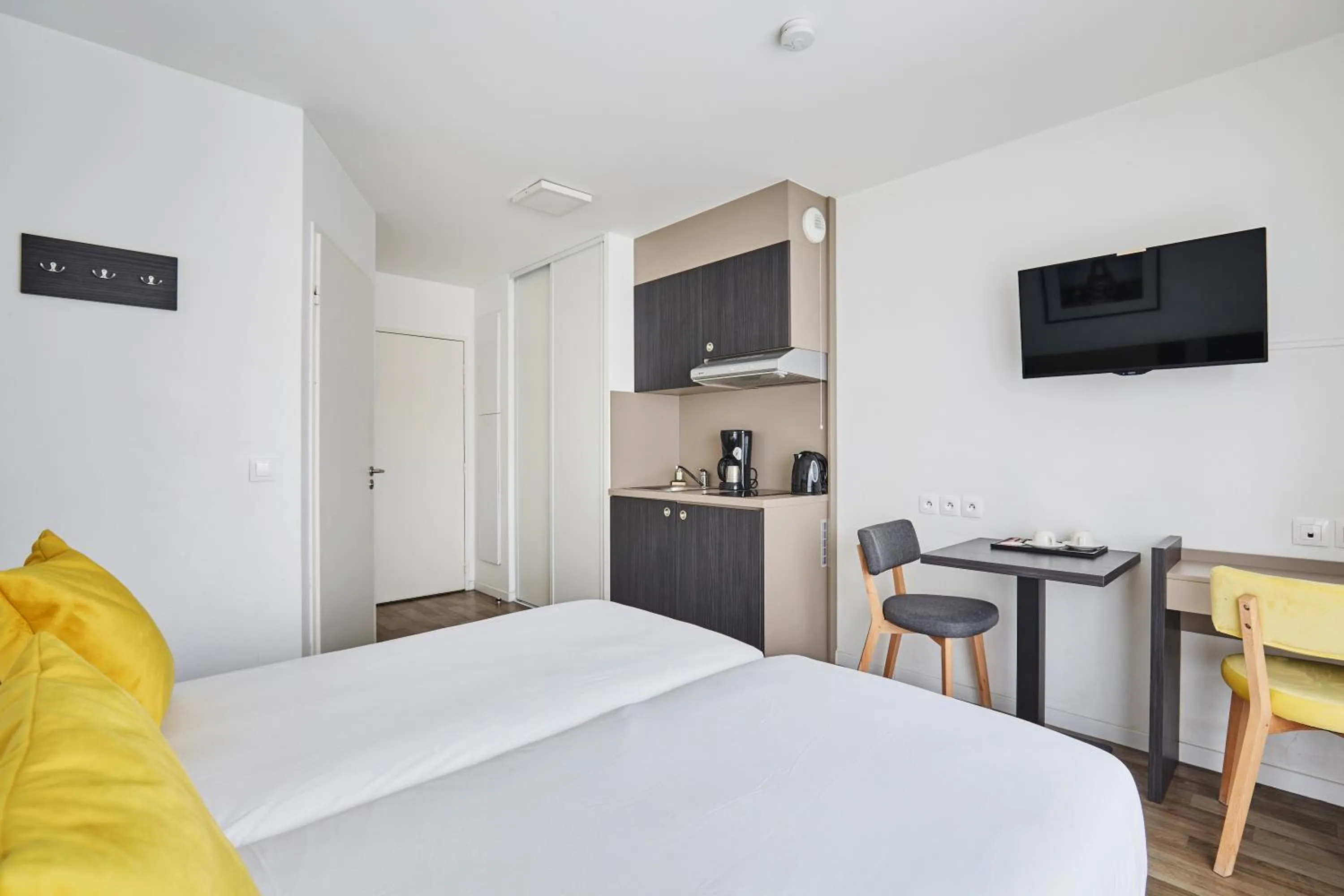Bedroom, Bed in Appart Hotel Odalys City Paris Levallois