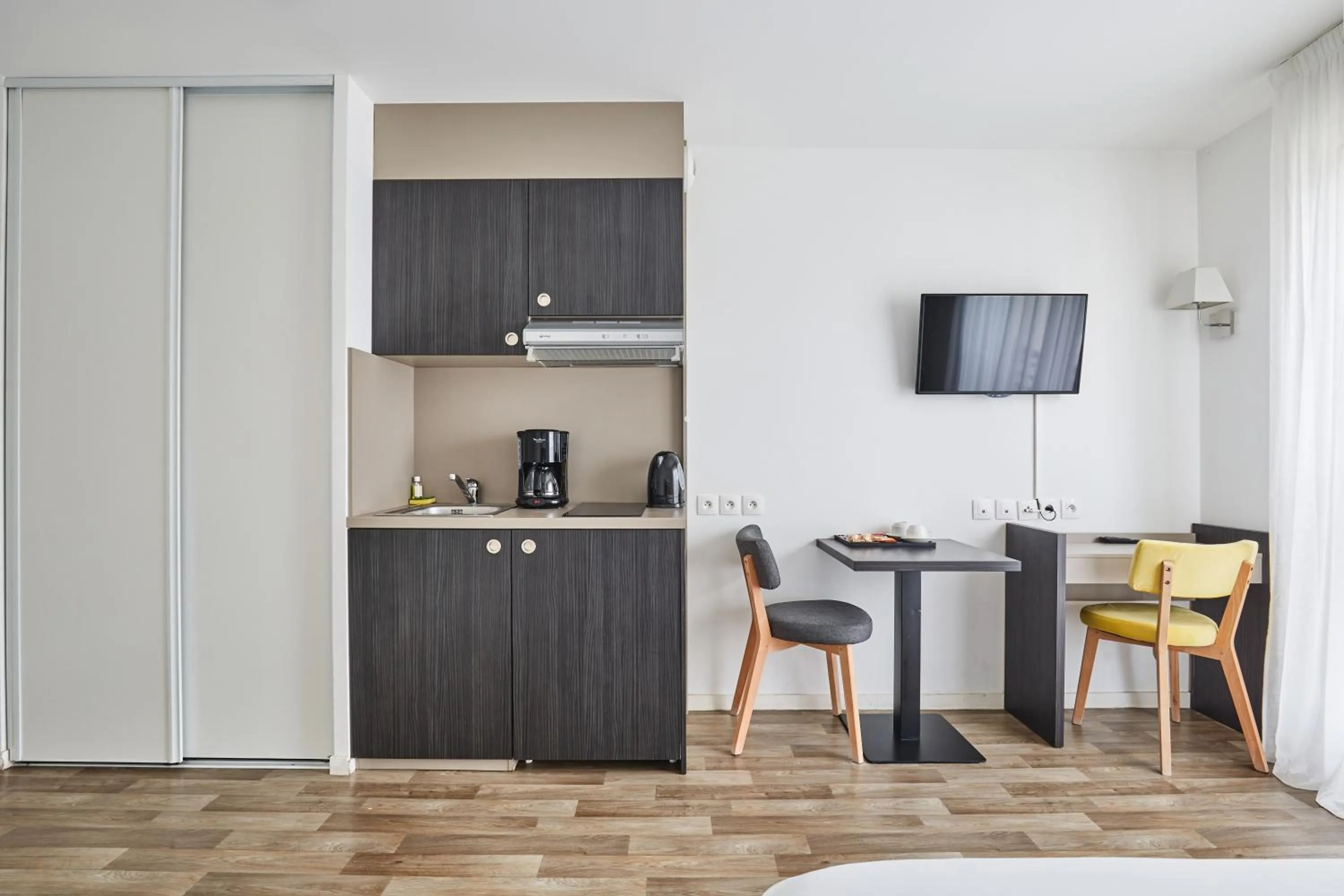 Kitchen or kitchenette in Appart Hotel Odalys City Paris Levallois