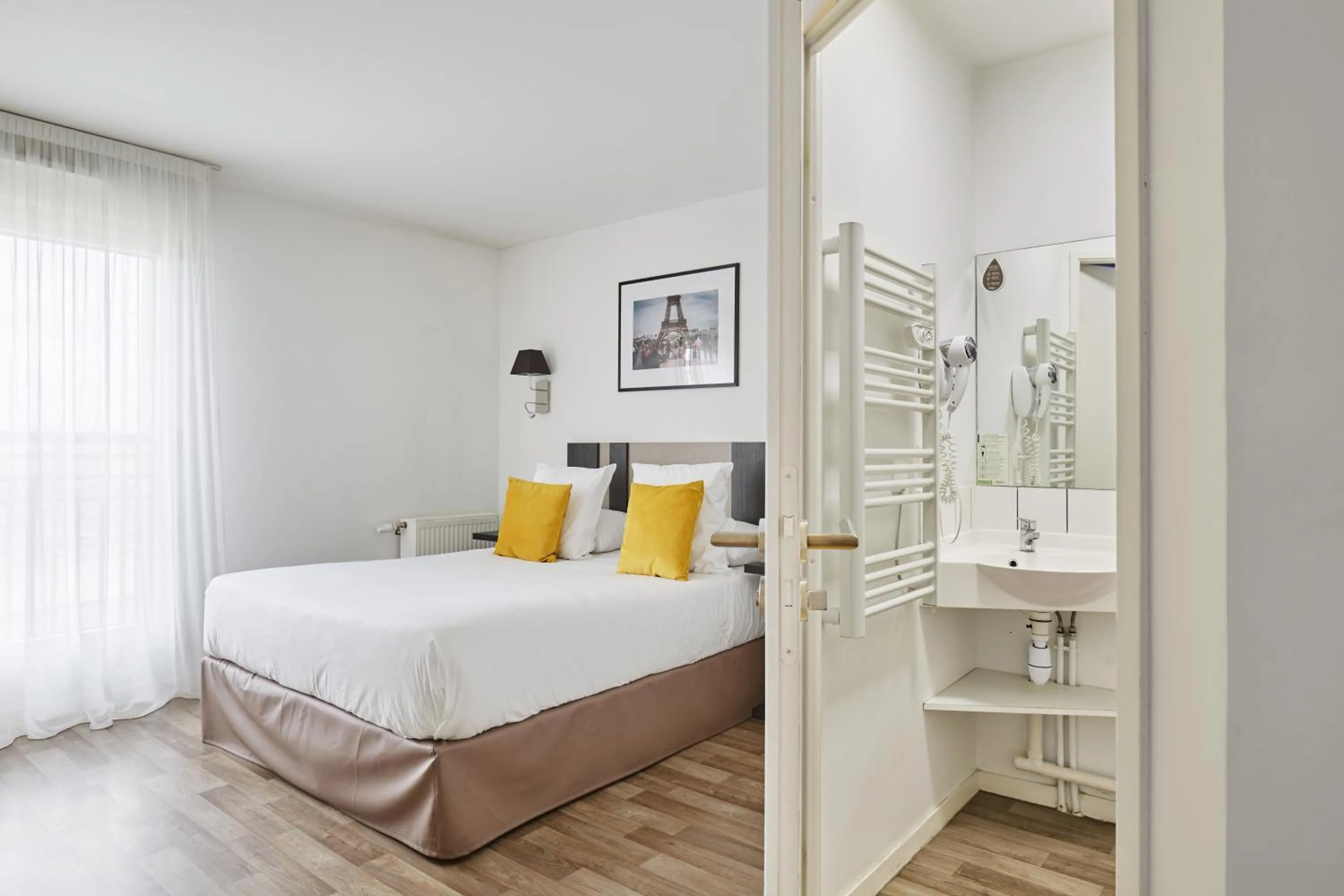 Bedroom, Bed in Appart Hotel Odalys City Paris Levallois