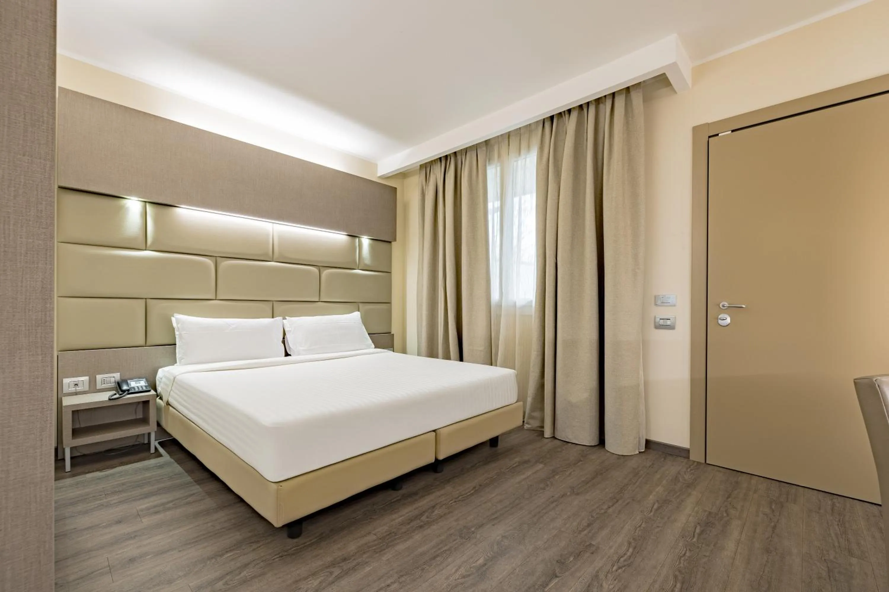 Bed in Just Hotel Saronno