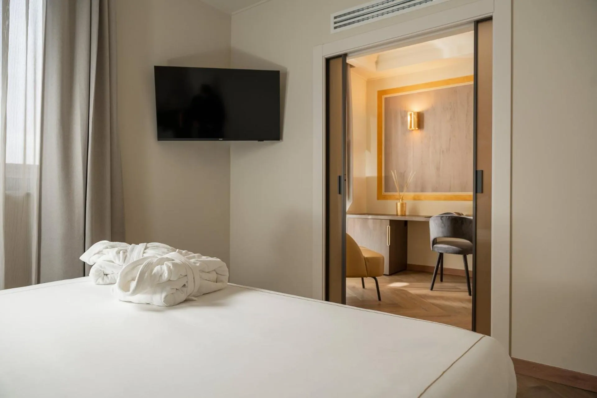 TV and multimedia, Bed in Just Hotel Saronno