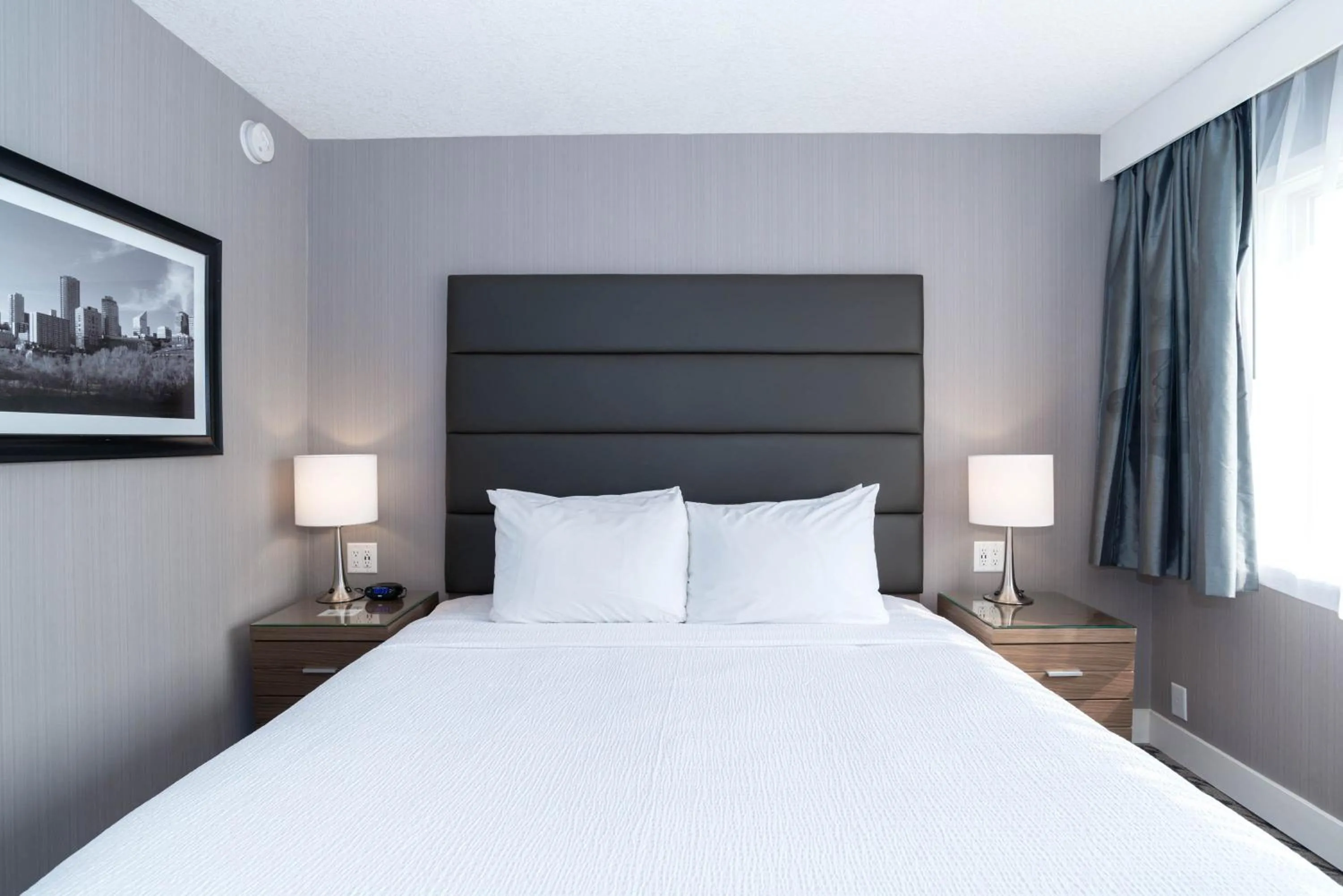 Photo of the whole room, Bed in Sandman Hotel Edmonton West