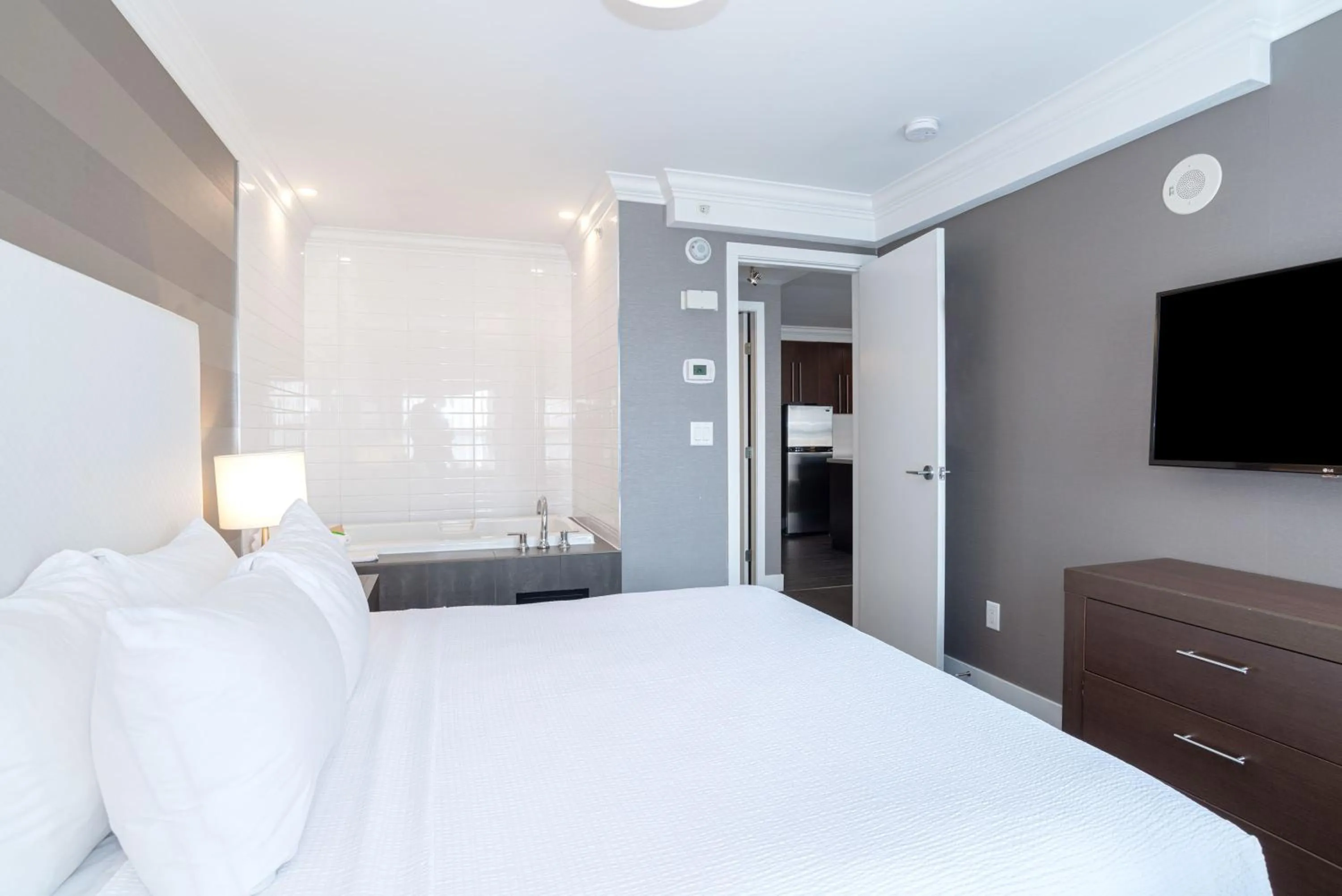 Photo of the whole room, Bed in Sandman Hotel Edmonton West