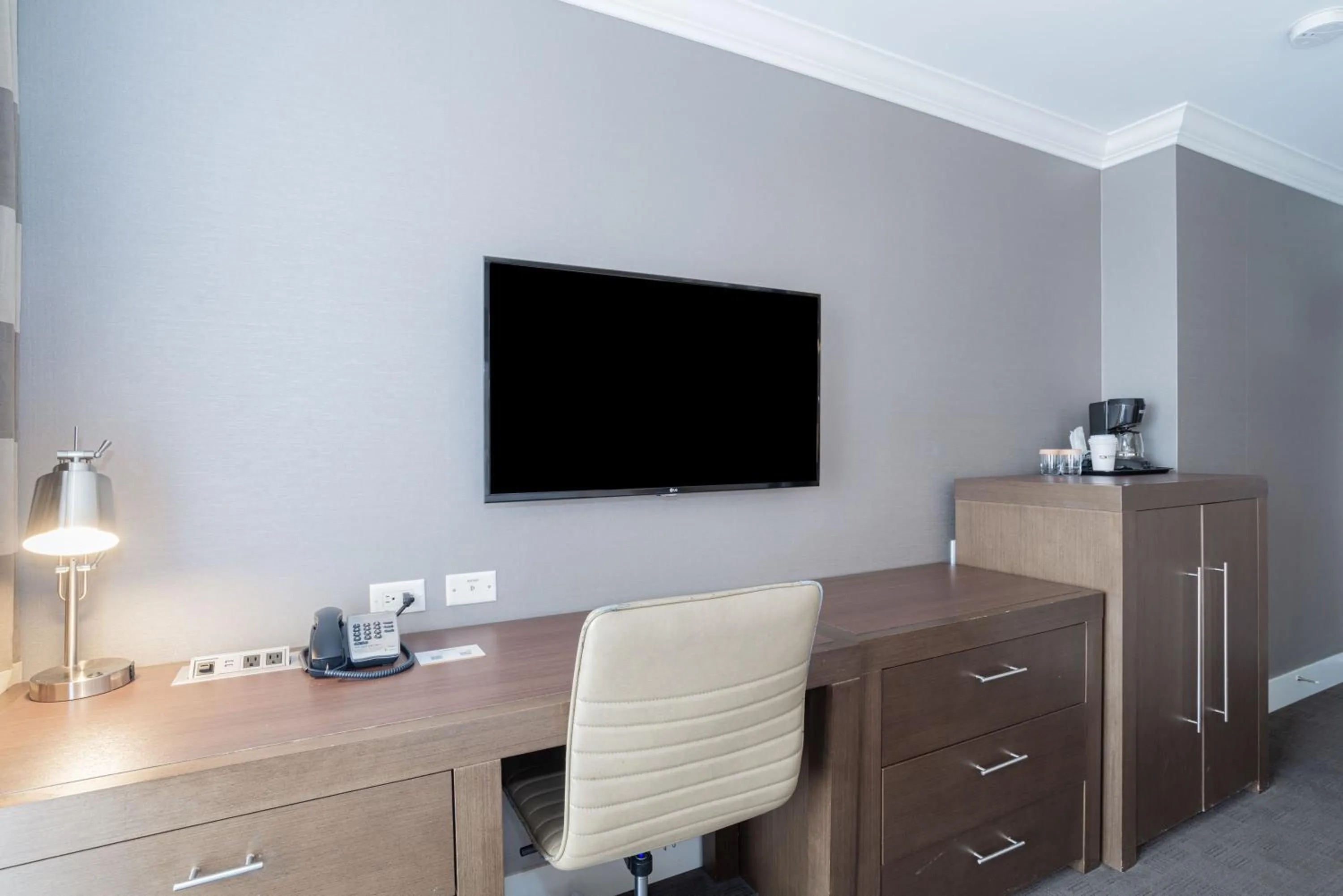 Photo of the whole room in Sandman Hotel Edmonton West