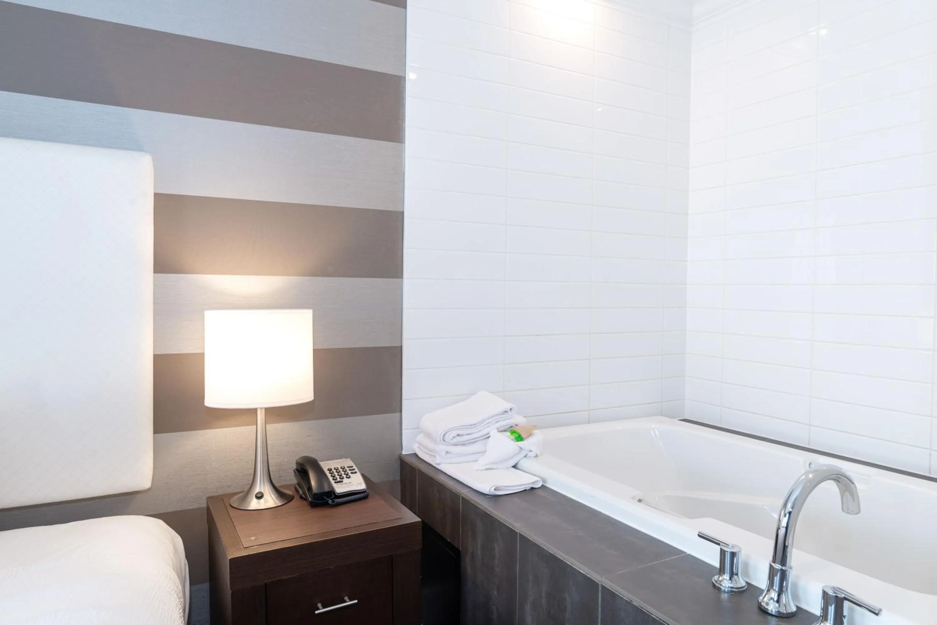 Spa and wellness centre/facilities, Bed in Sandman Hotel Edmonton West