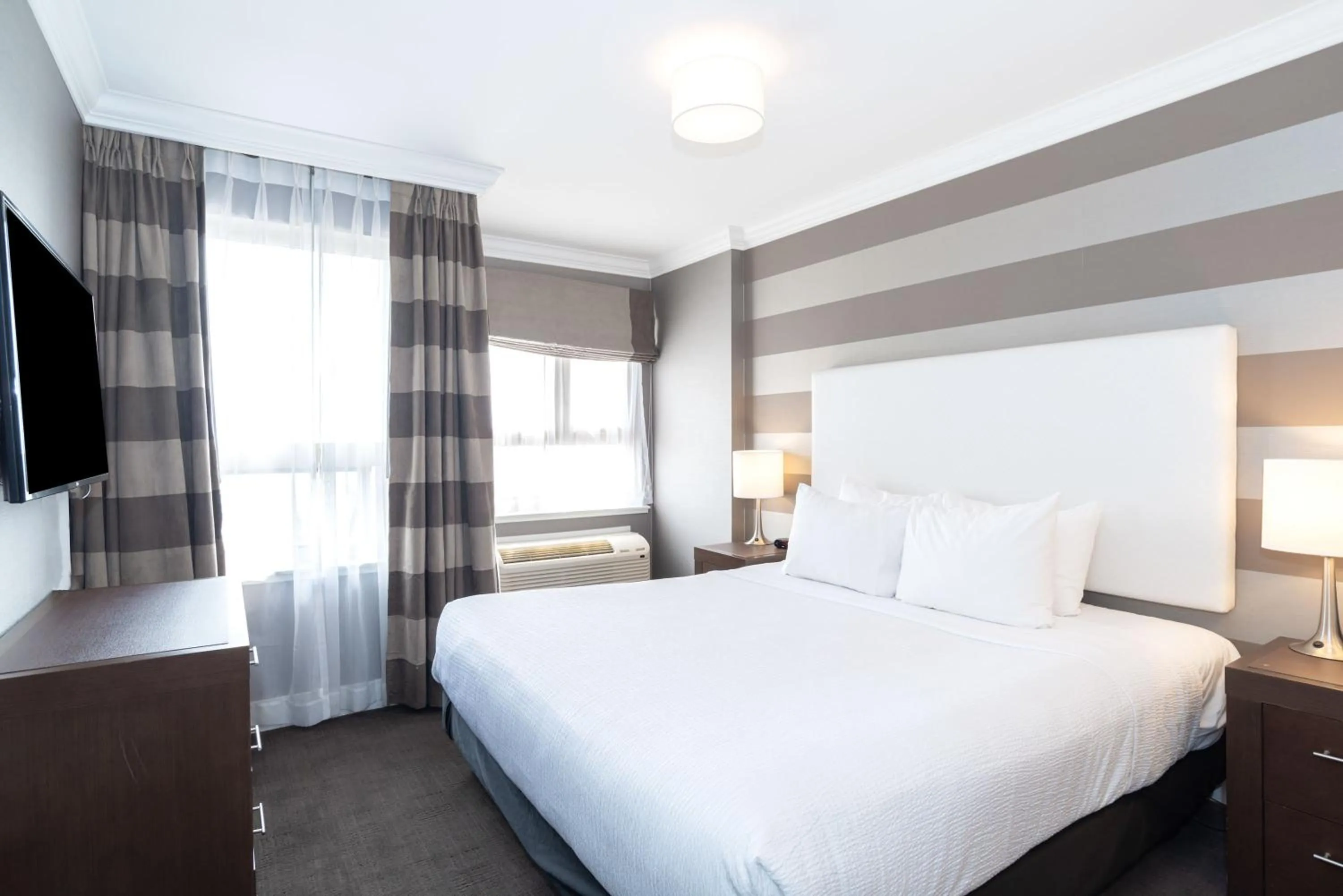 Photo of the whole room, Bed in Sandman Hotel Edmonton West