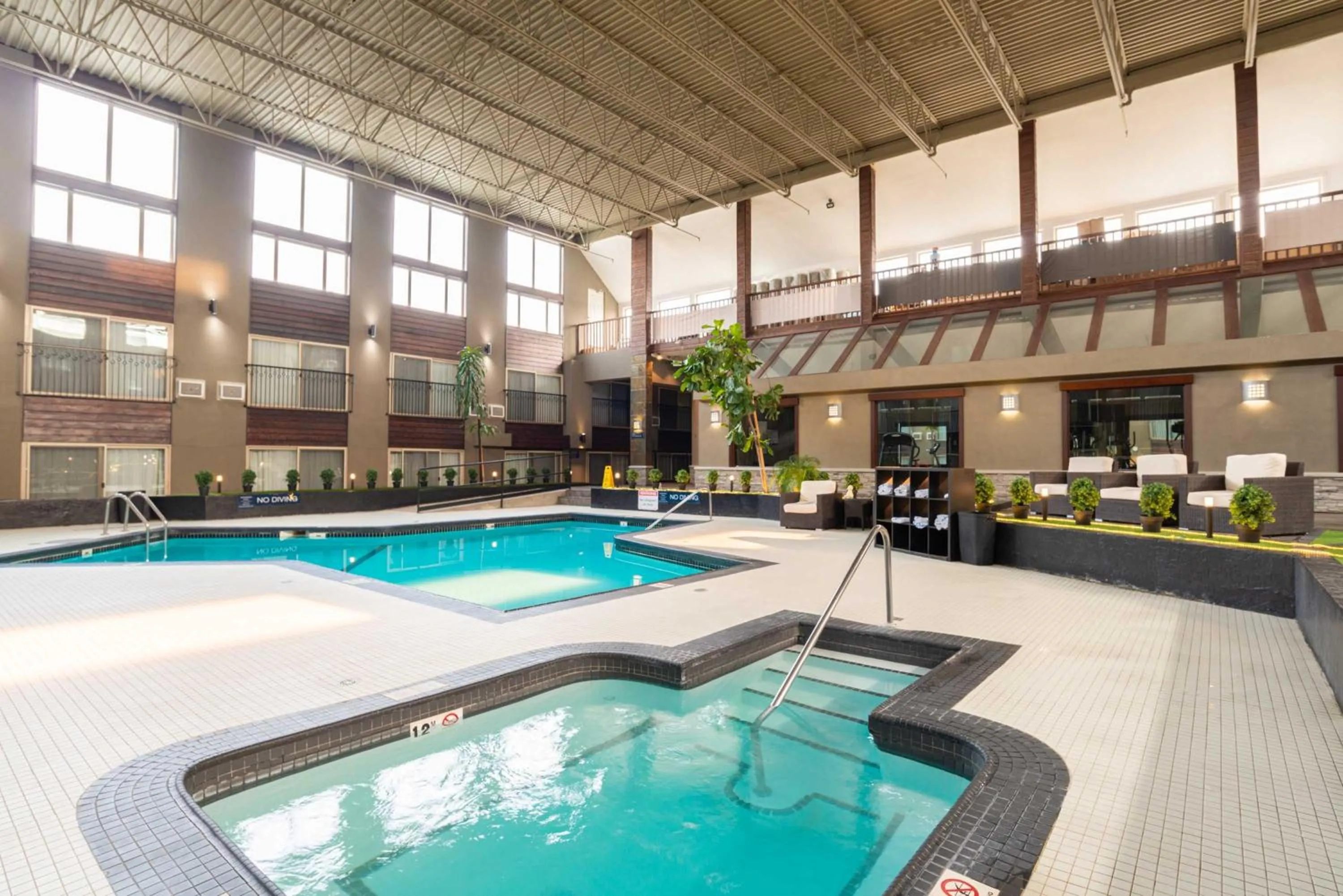 Swimming pool in Sandman Hotel Edmonton West