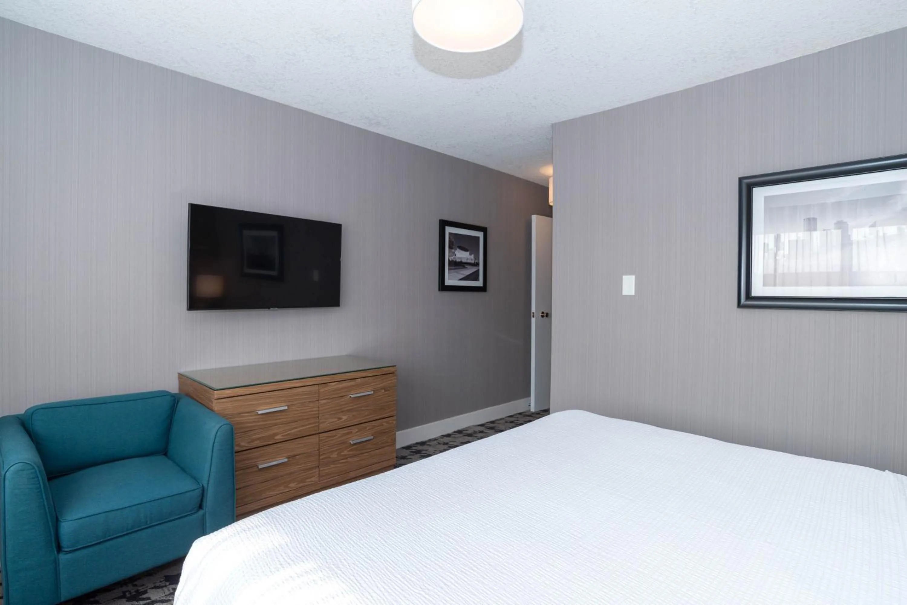 Photo of the whole room, Bed in Sandman Hotel Edmonton West