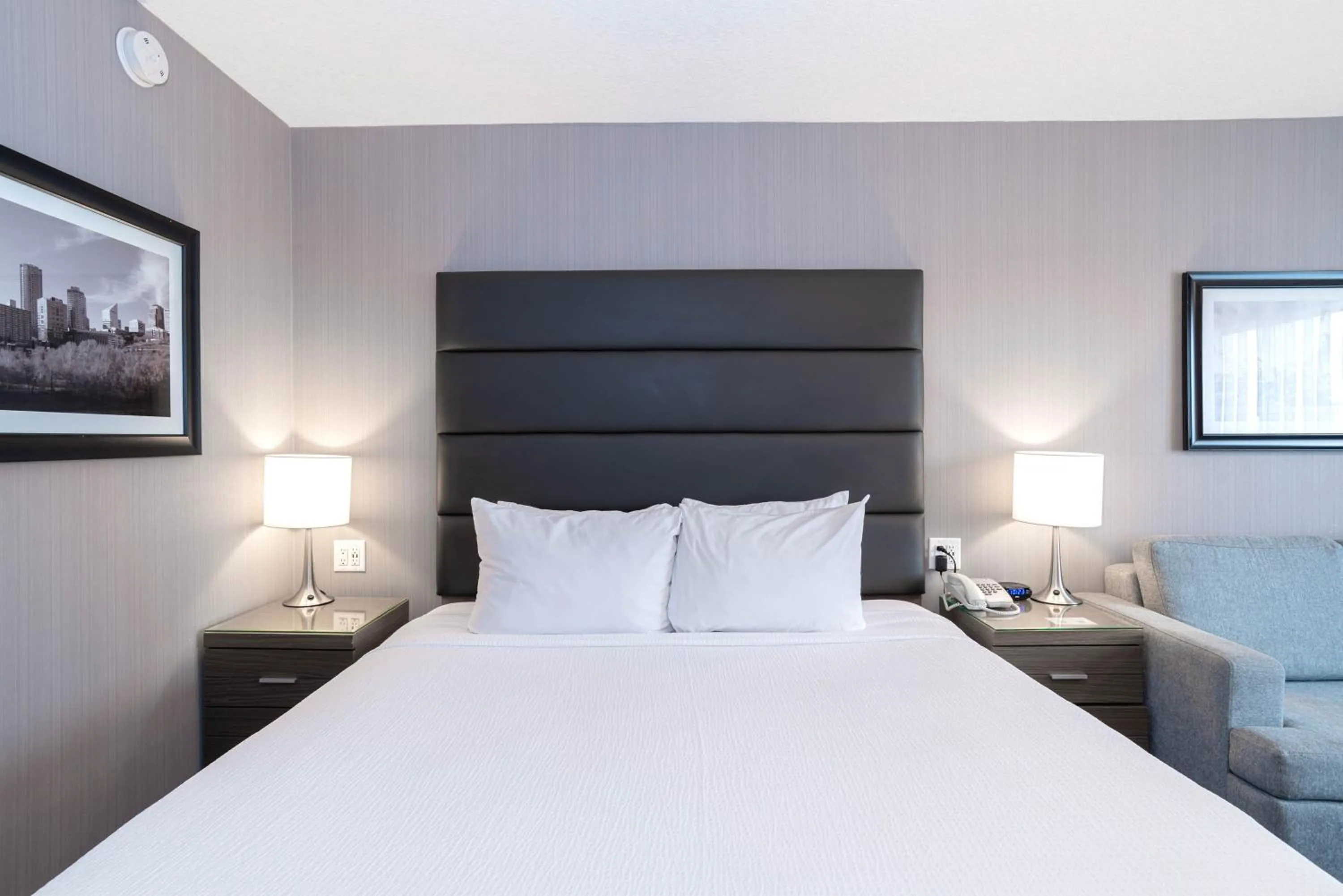 Photo of the whole room, Bed in Sandman Hotel Edmonton West