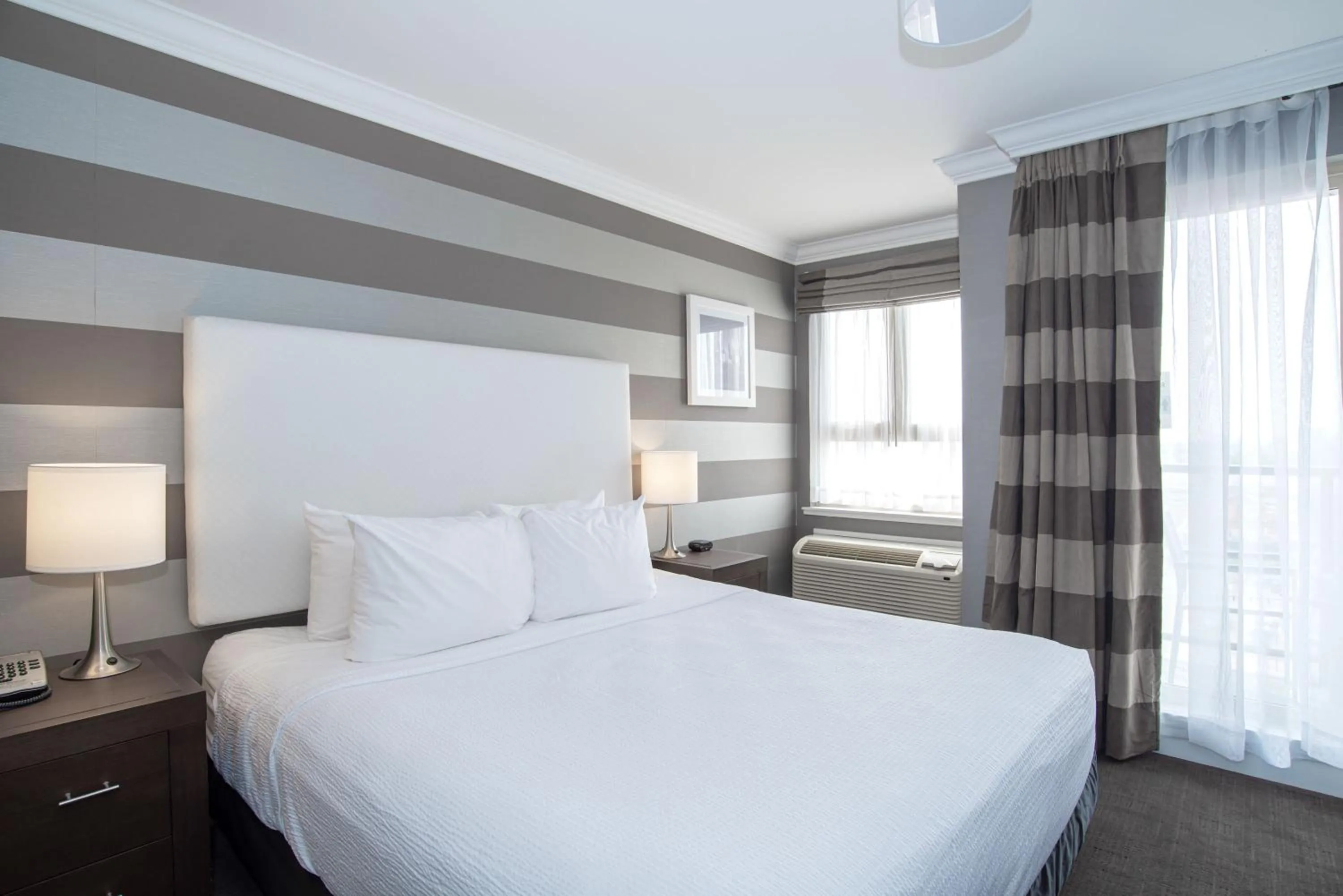 Photo of the whole room, Bed in Sandman Hotel Edmonton West