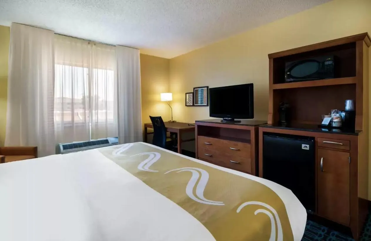 minibar, Bed in Quality Inn & Suites Bozeman