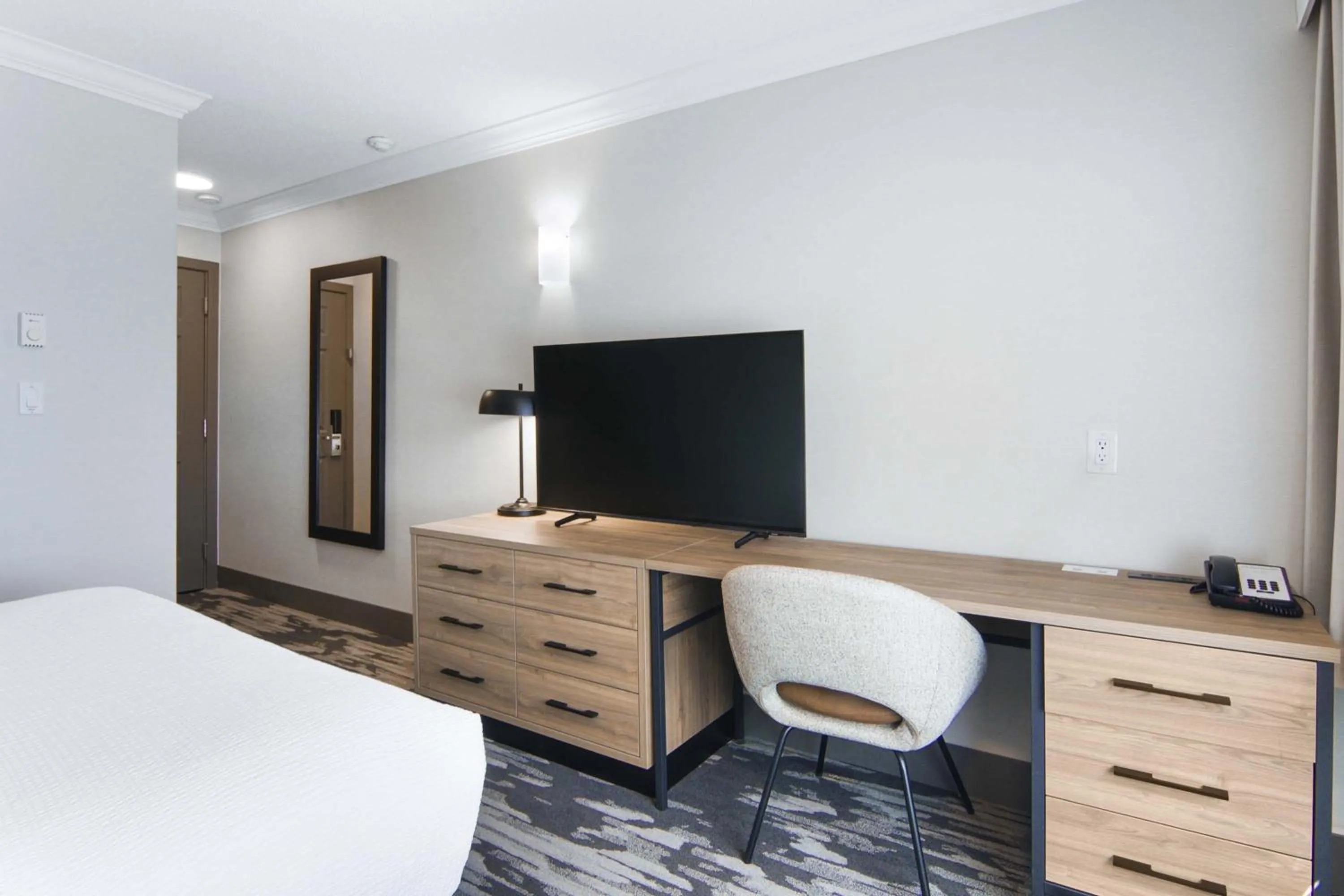 Photo of the whole room, Bed in Sandman Hotel & Suites Kelowna