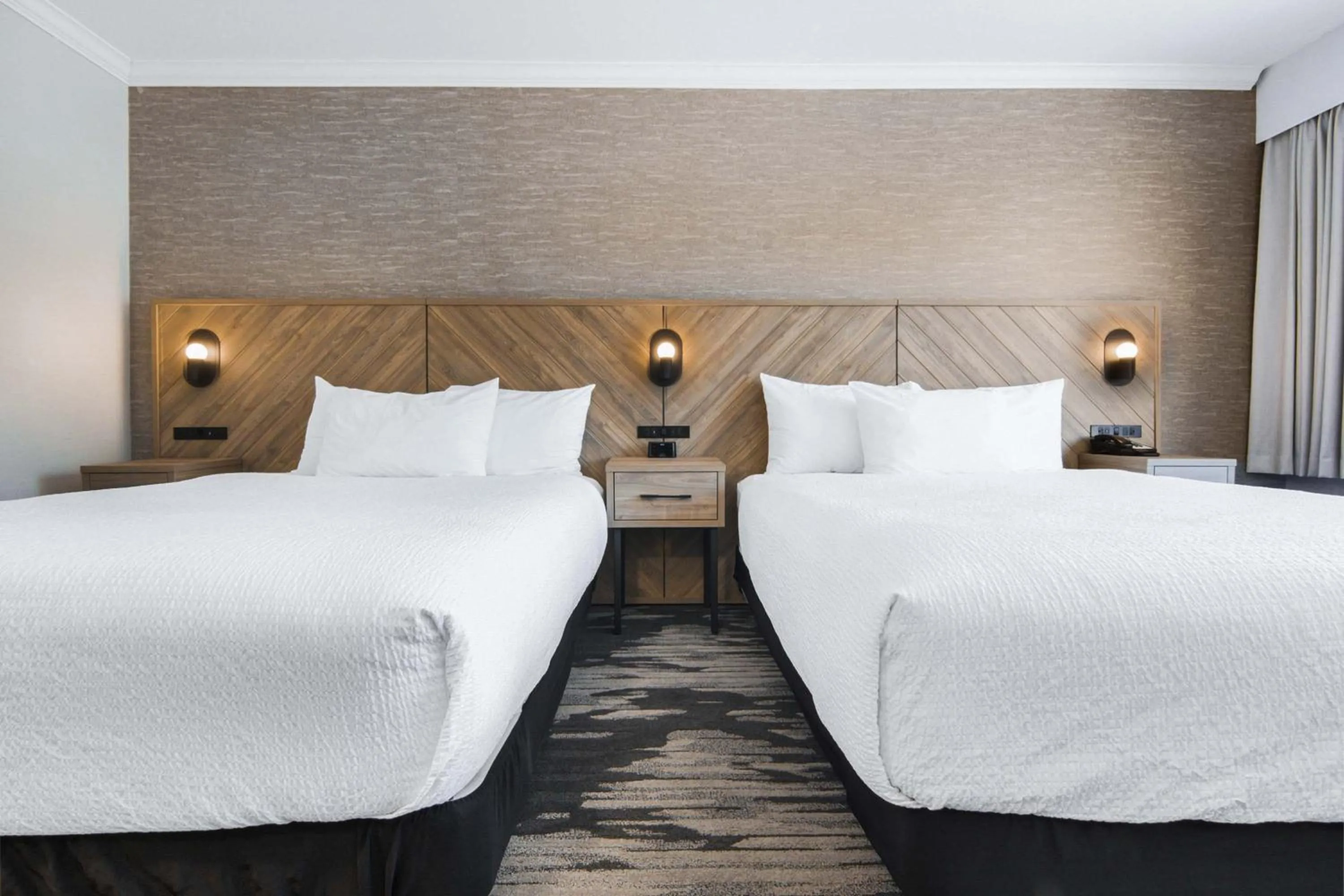 Photo of the whole room, Bed in Sandman Hotel & Suites Kelowna