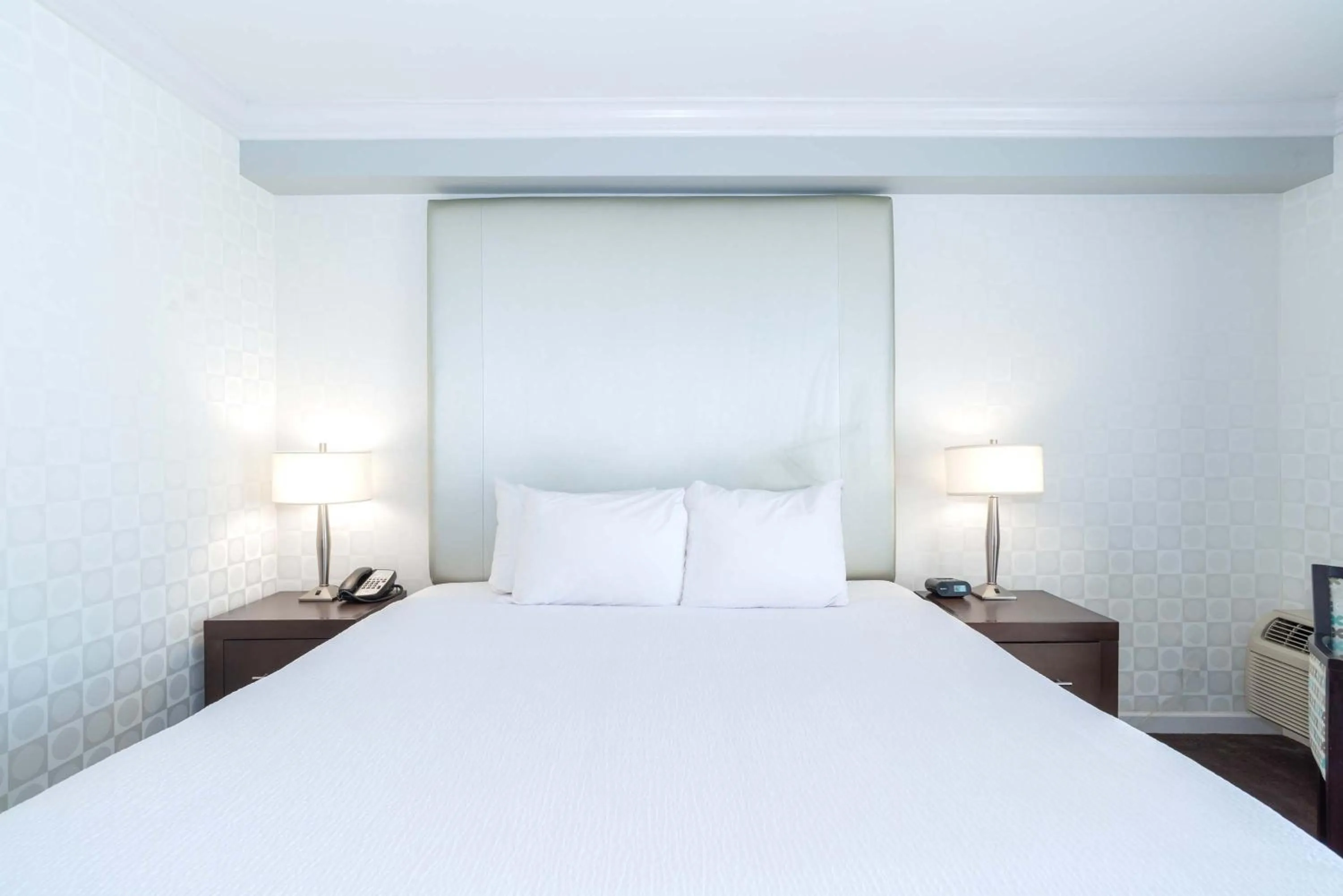 Photo of the whole room, Bed in Sandman Hotel & Suites Kelowna