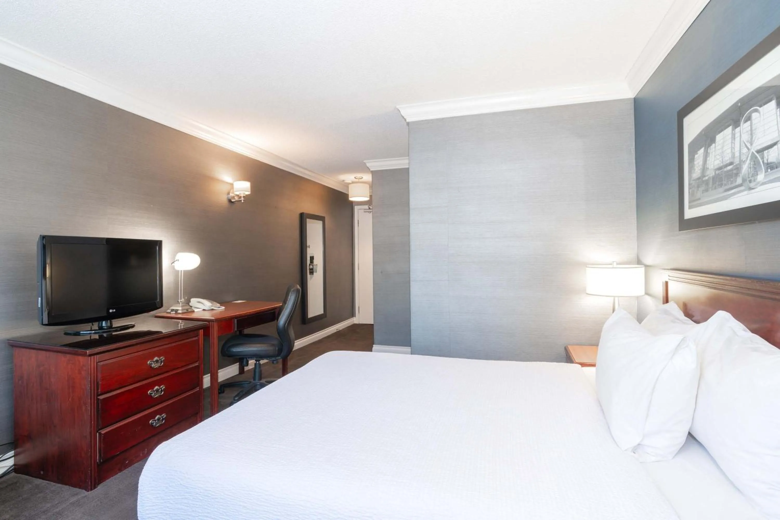 Photo of the whole room, Bed in Sandman Hotel & Suites Kelowna