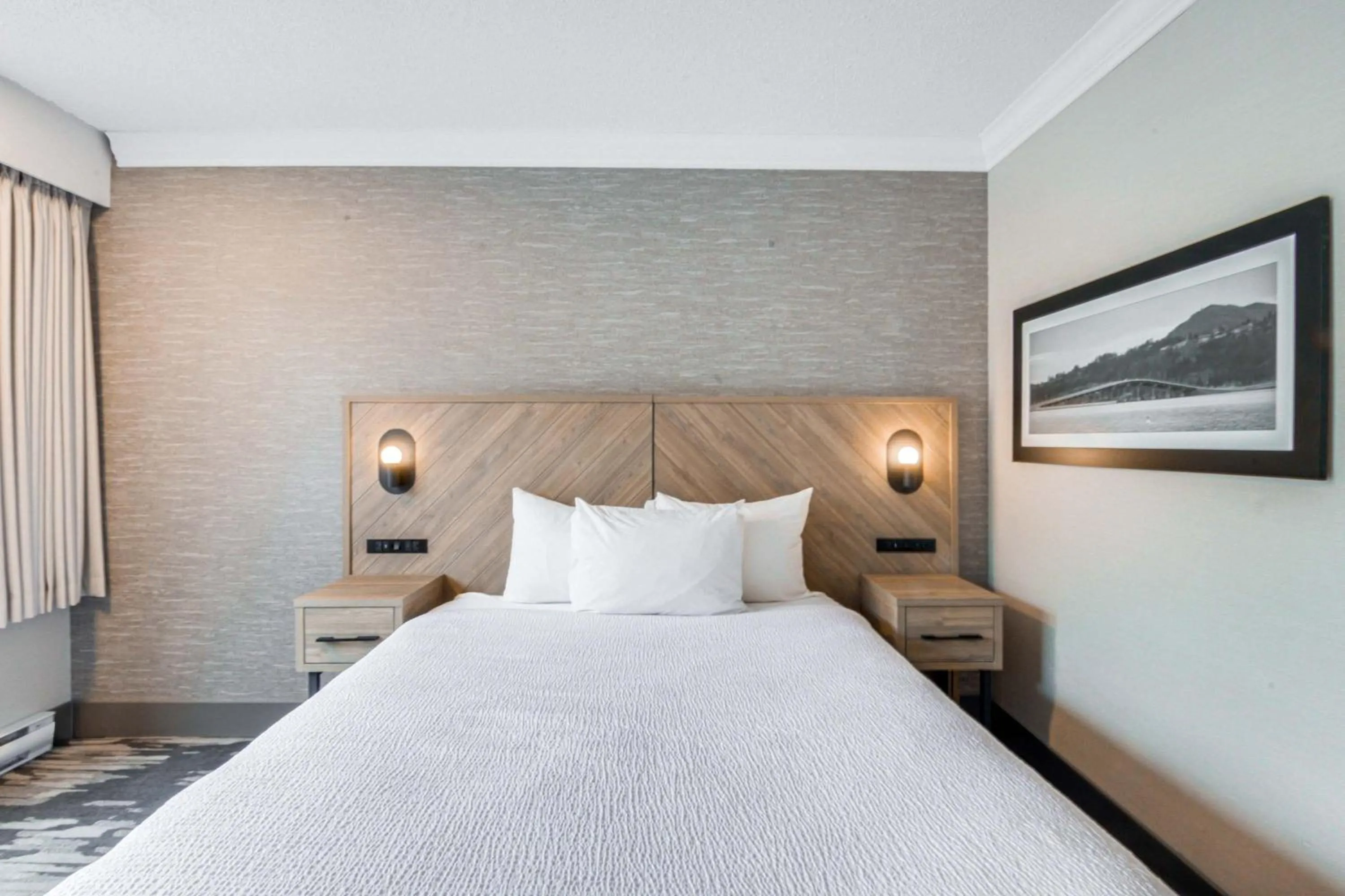 Photo of the whole room, Bed in Sandman Hotel & Suites Kelowna