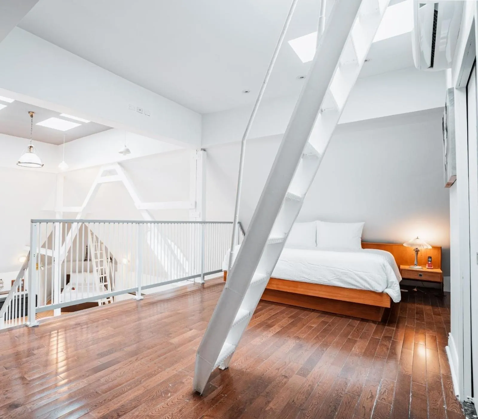 Bed in Hotel de Paris Montreal