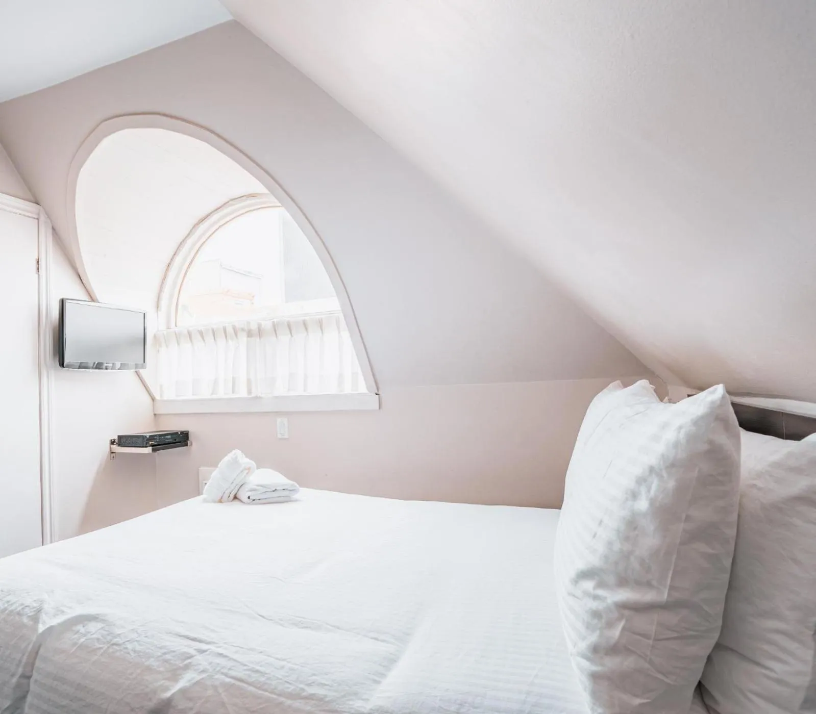 Bed in Hotel de Paris Montreal