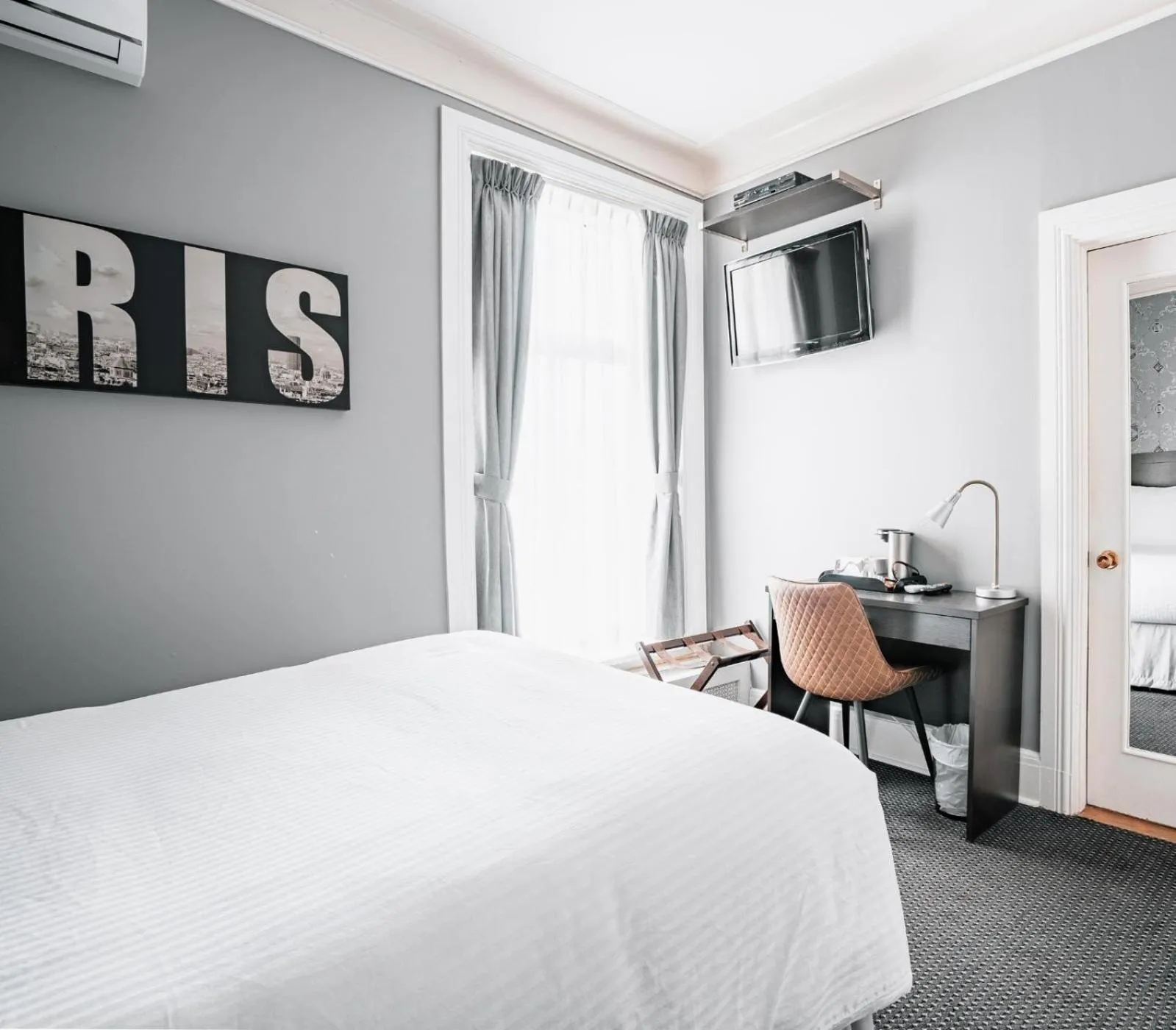 Photo of the whole room in Hotel de Paris Montreal