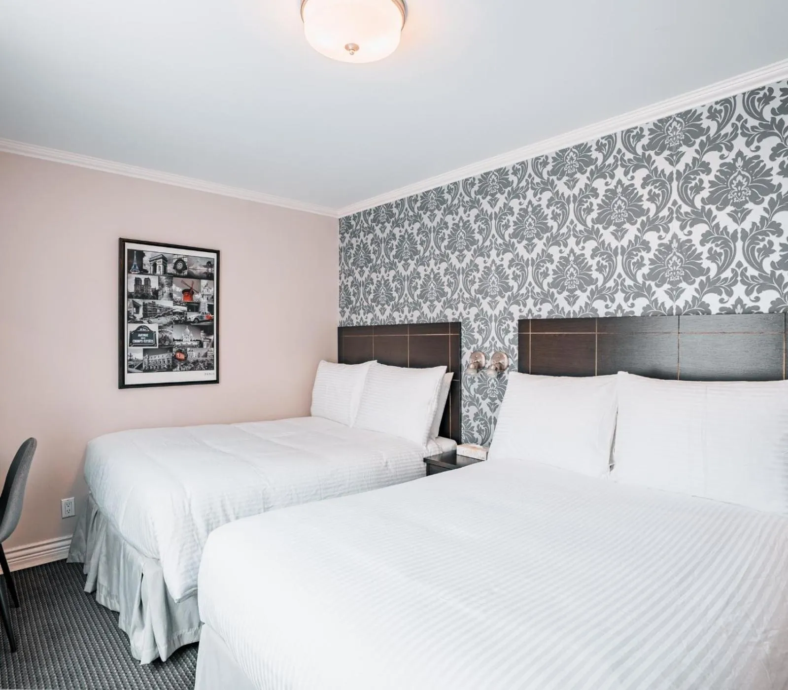 Bed in Hotel de Paris Montreal