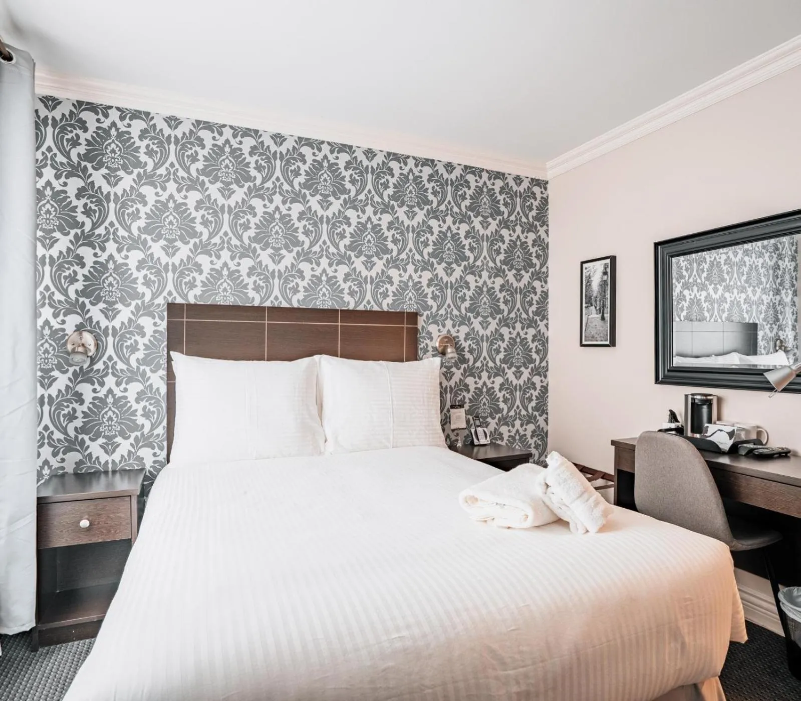 Bed in Hotel de Paris Montreal