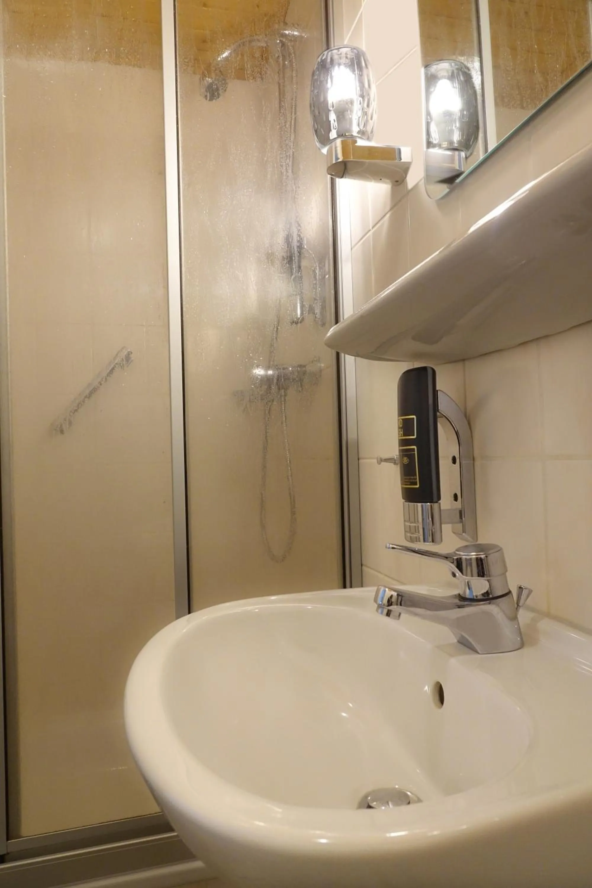 Shower in Hotel Zur Sonne