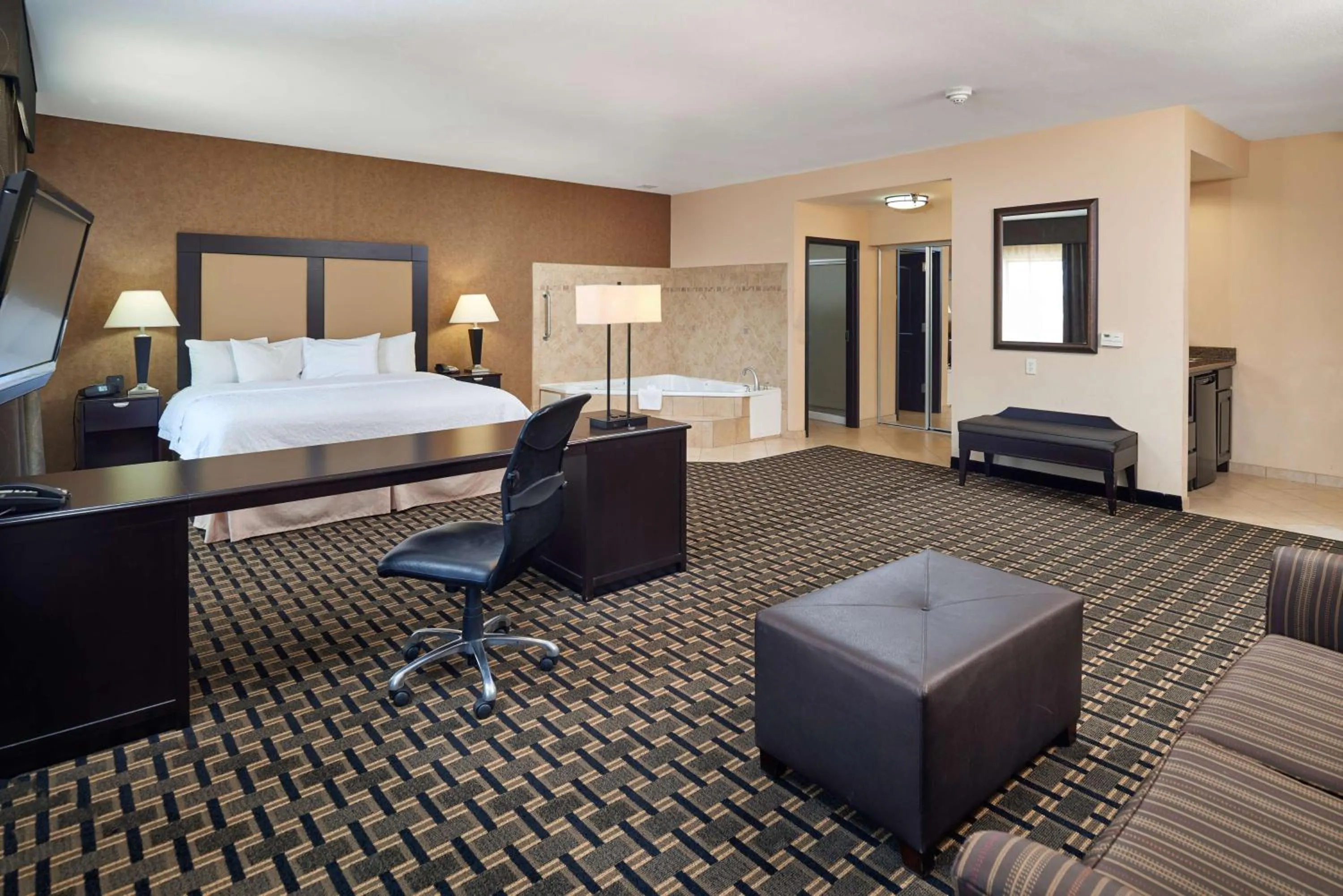 Bedroom, Bed in Hampton Inn & Suites Longview North