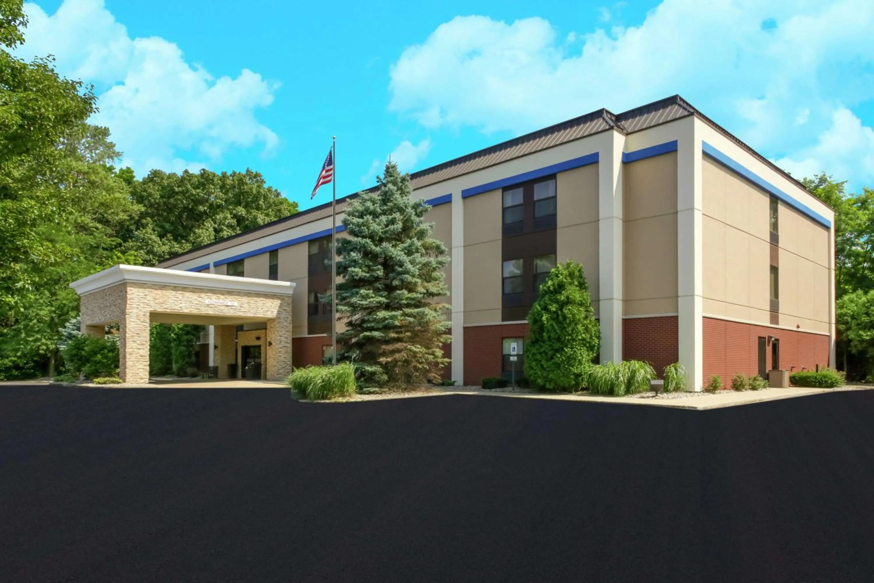 Property building in Hampton Inn Portage