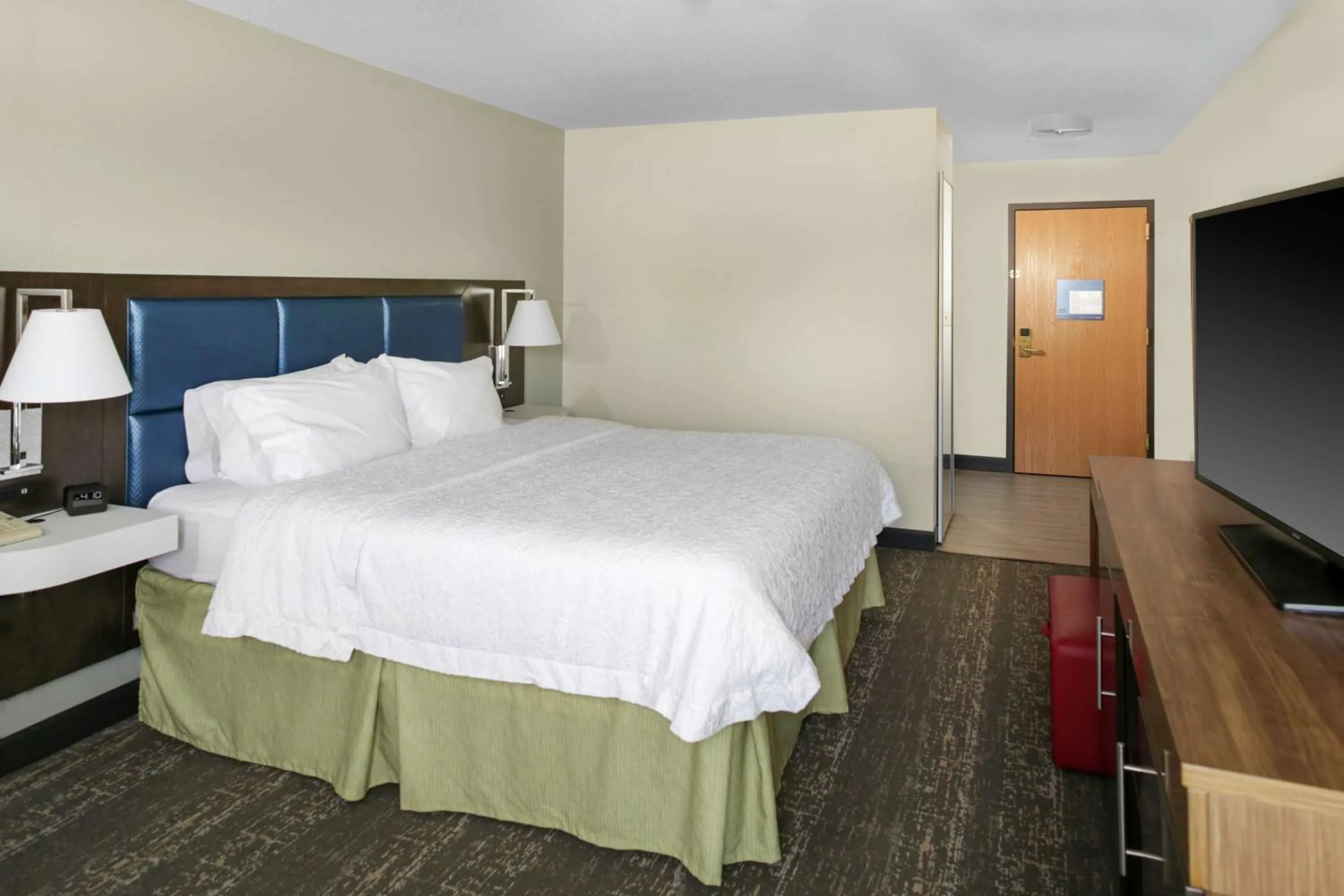 Bedroom, Bed in Hampton Inn Portage