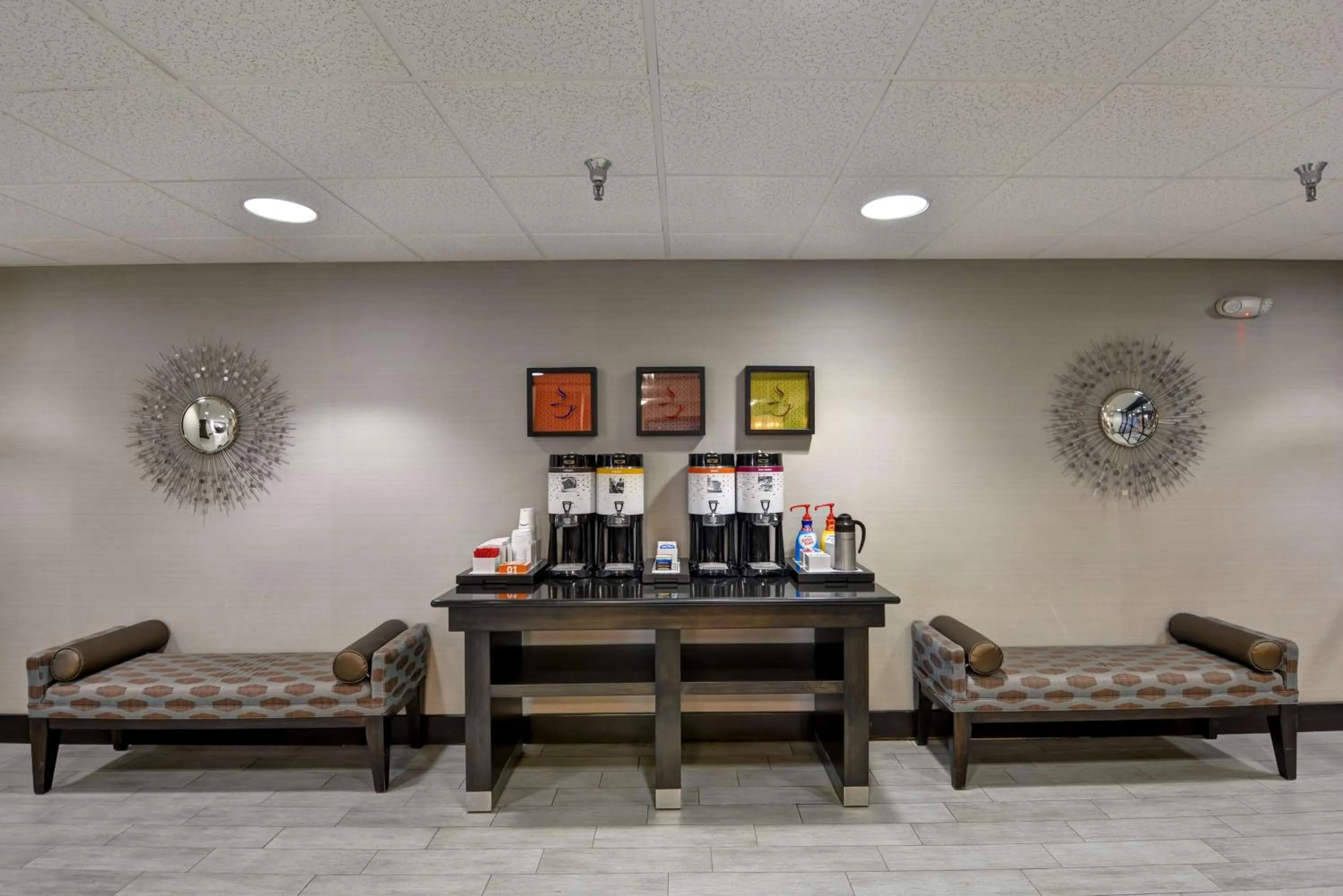 Dining area in Hampton Inn State College