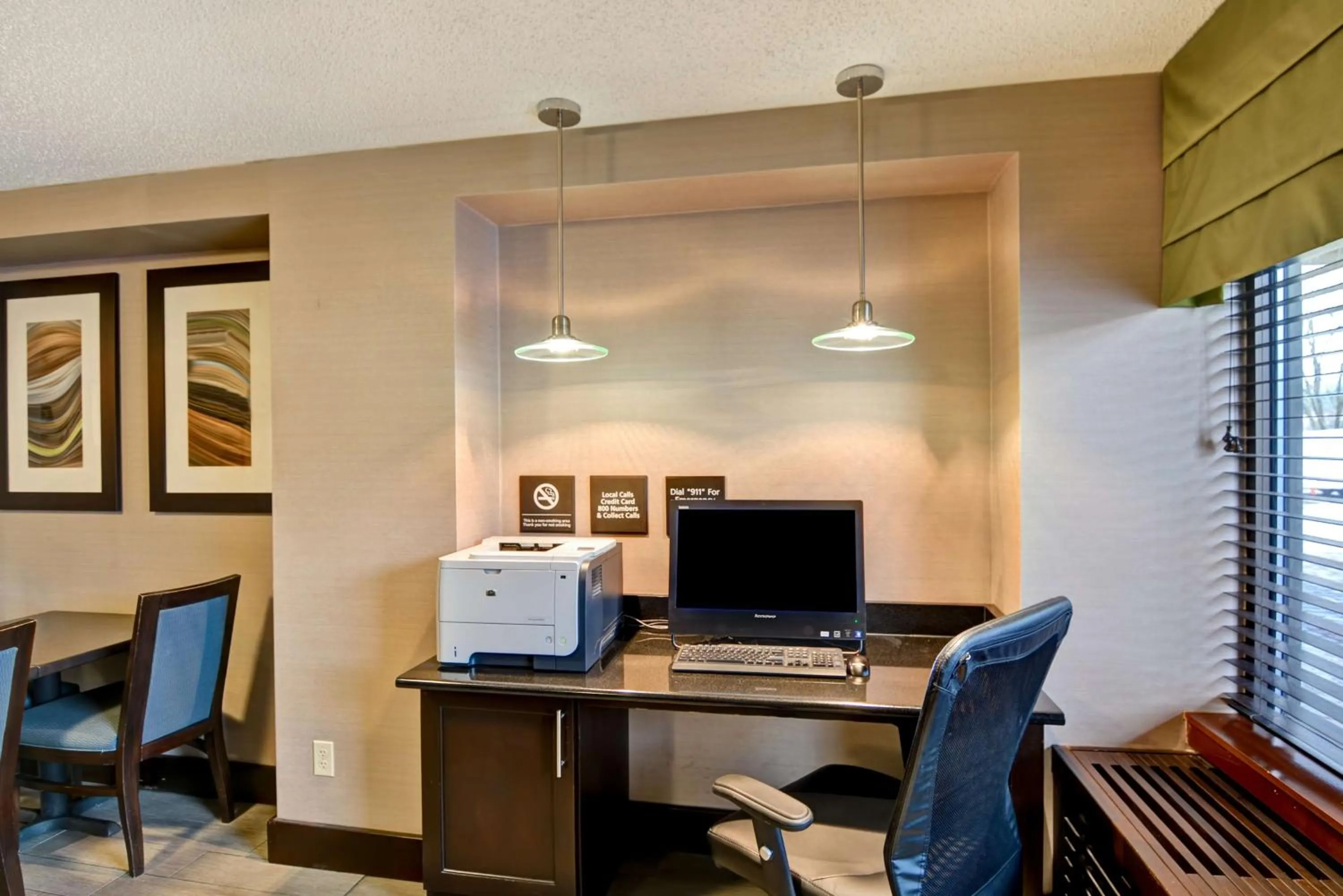 Business facilities in Hampton Inn State College