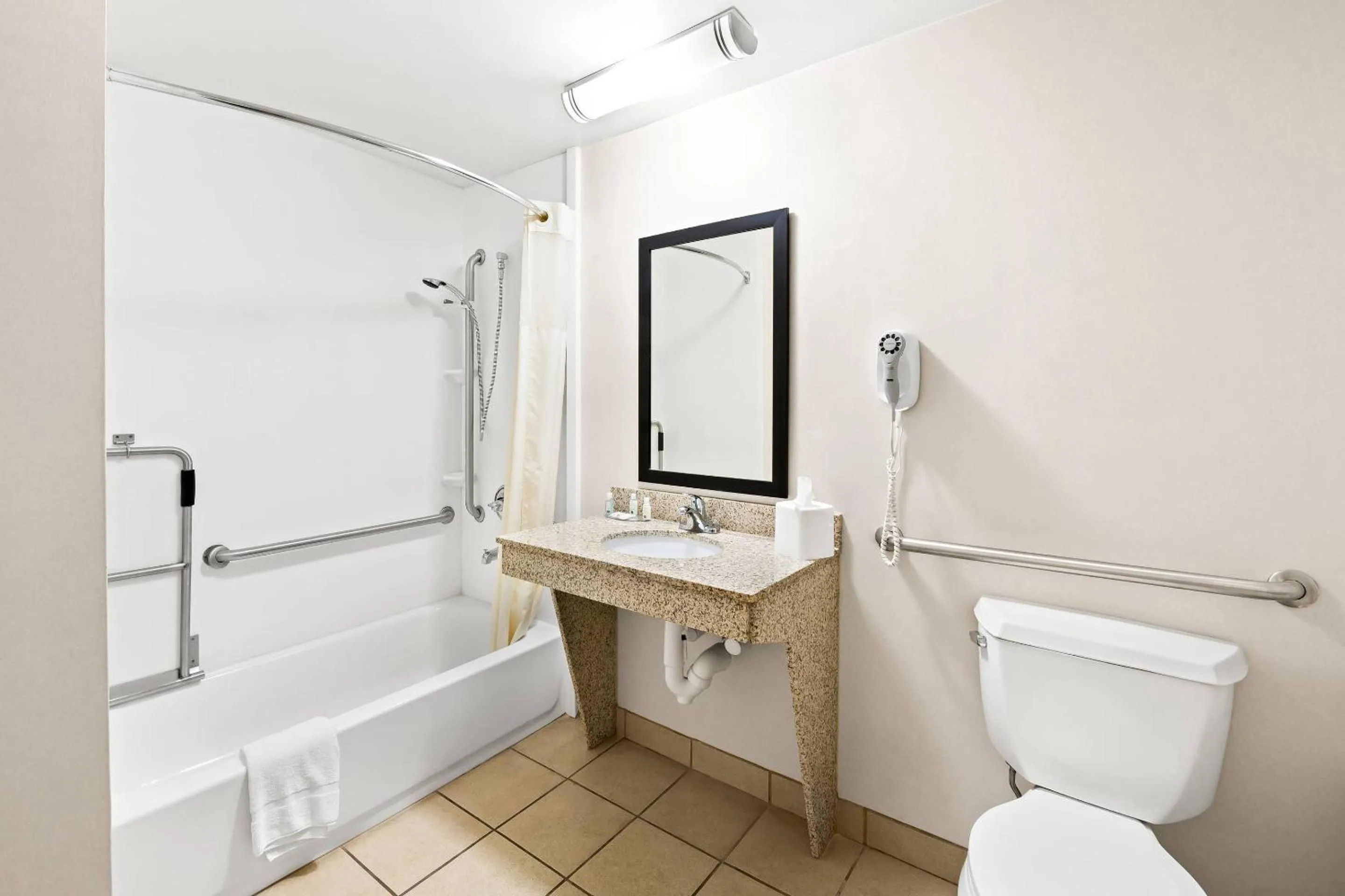 Bedroom in Quality Inn Dayton Airport