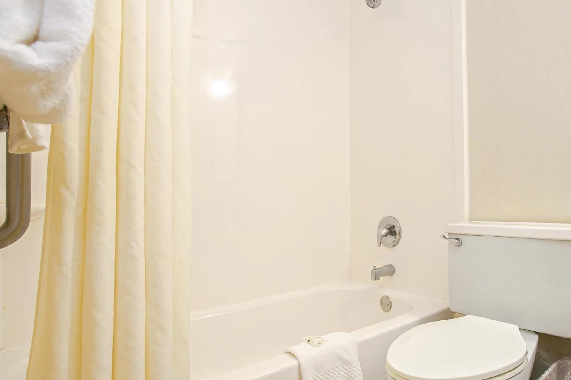 Shower in Quality Inn Dayton Airport