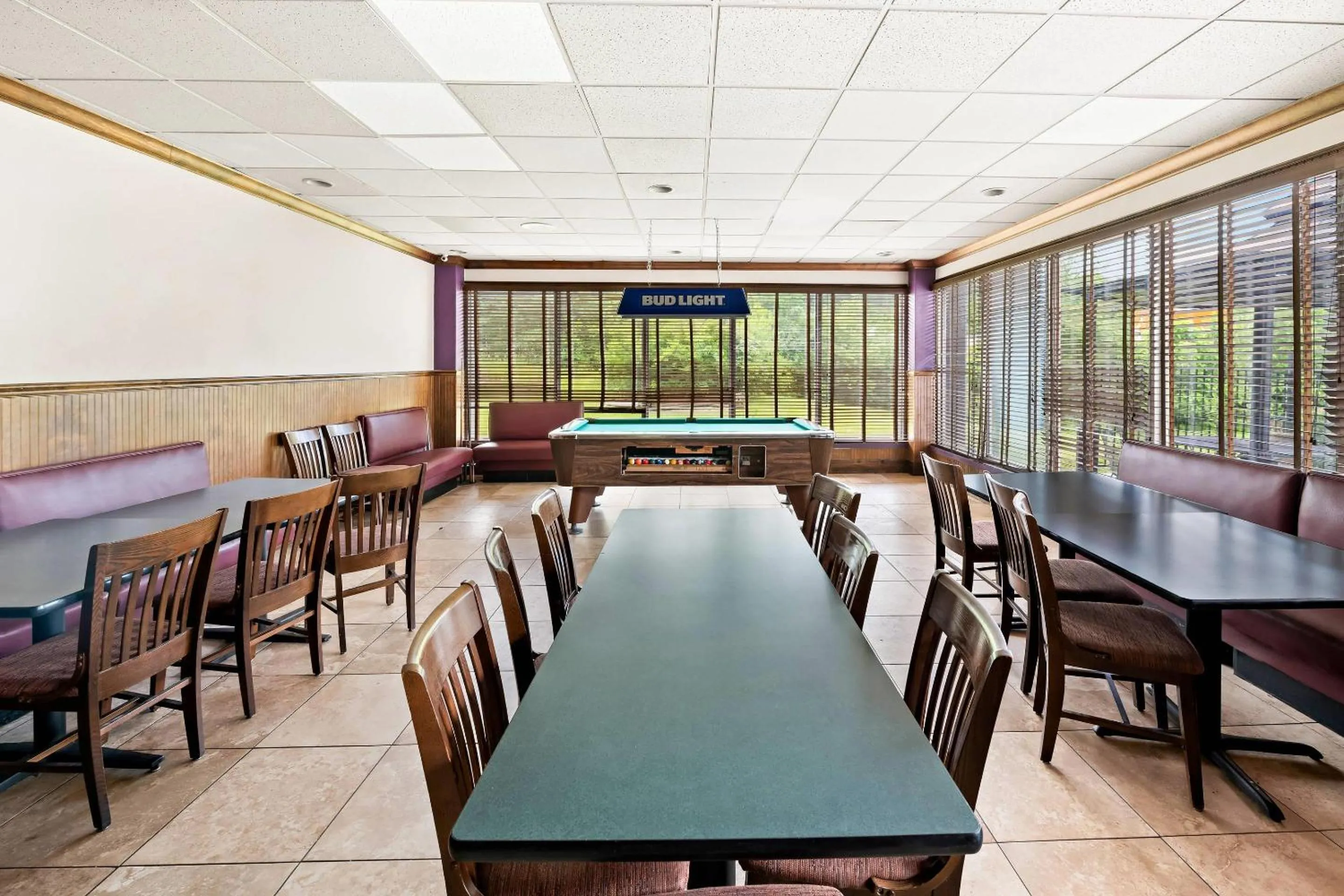 Restaurant/places to eat in Quality Inn Dayton Airport