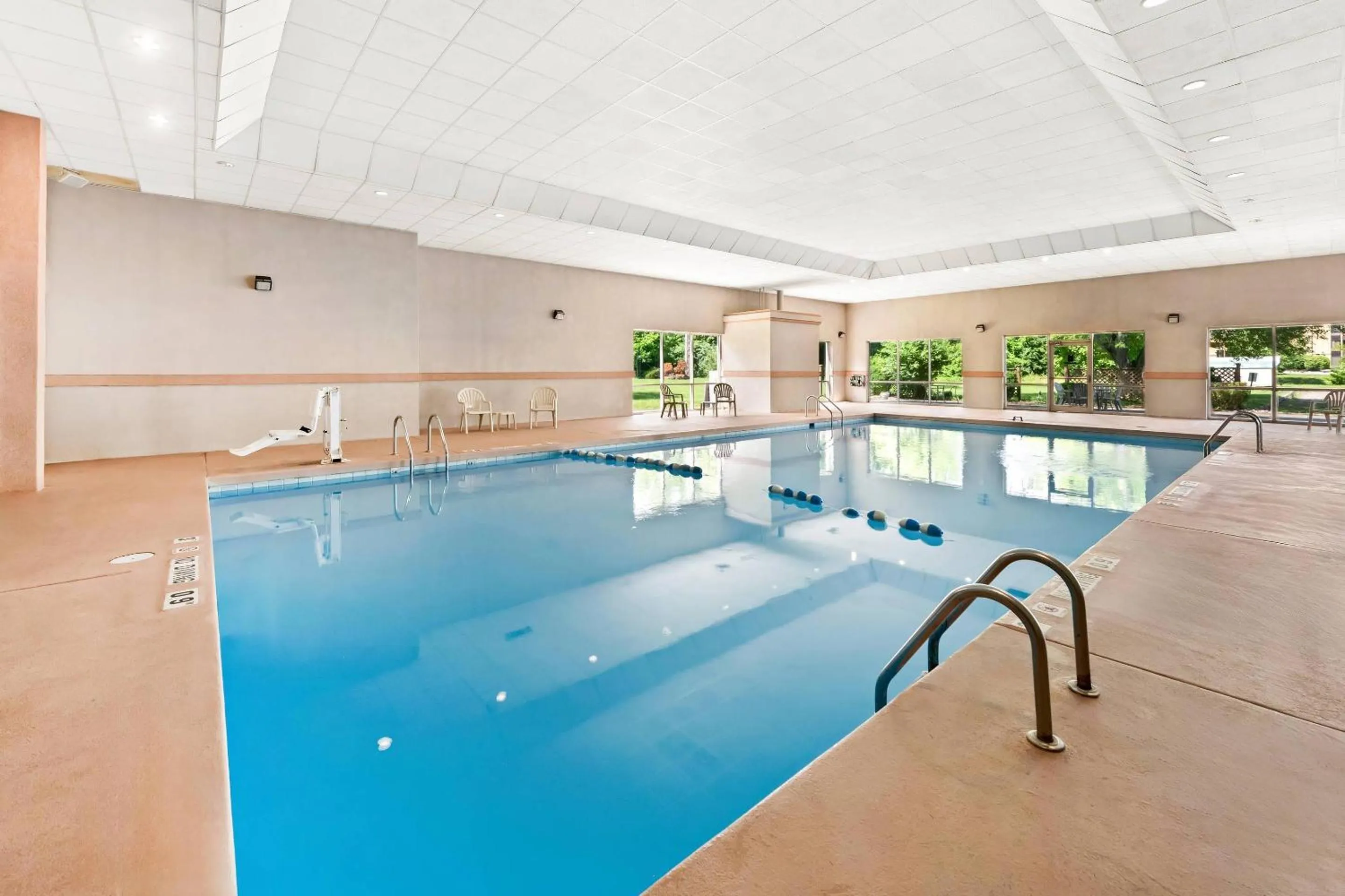 Swimming pool in Quality Inn Dayton Airport