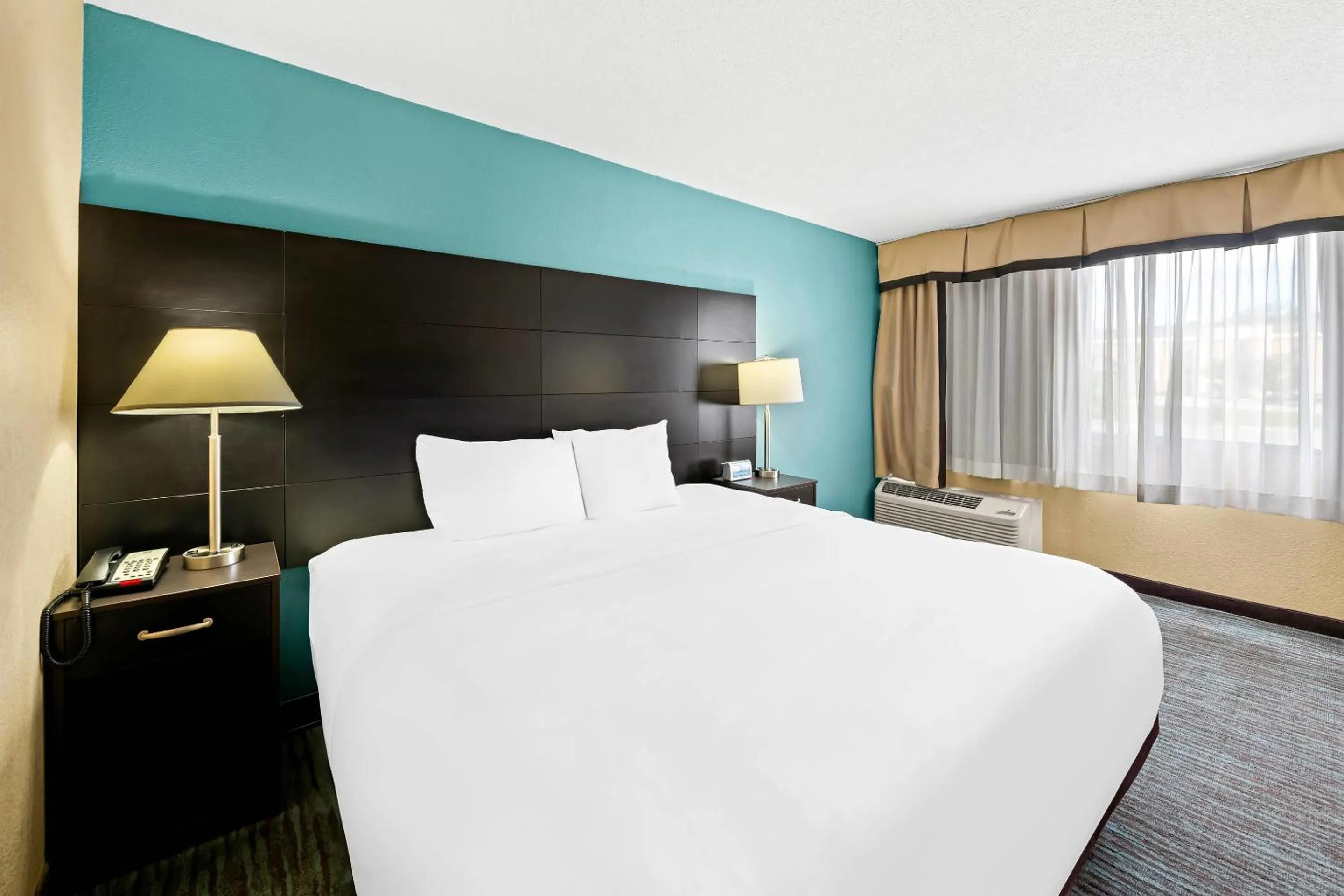 Bedroom, Bed in Quality Inn Dayton Airport