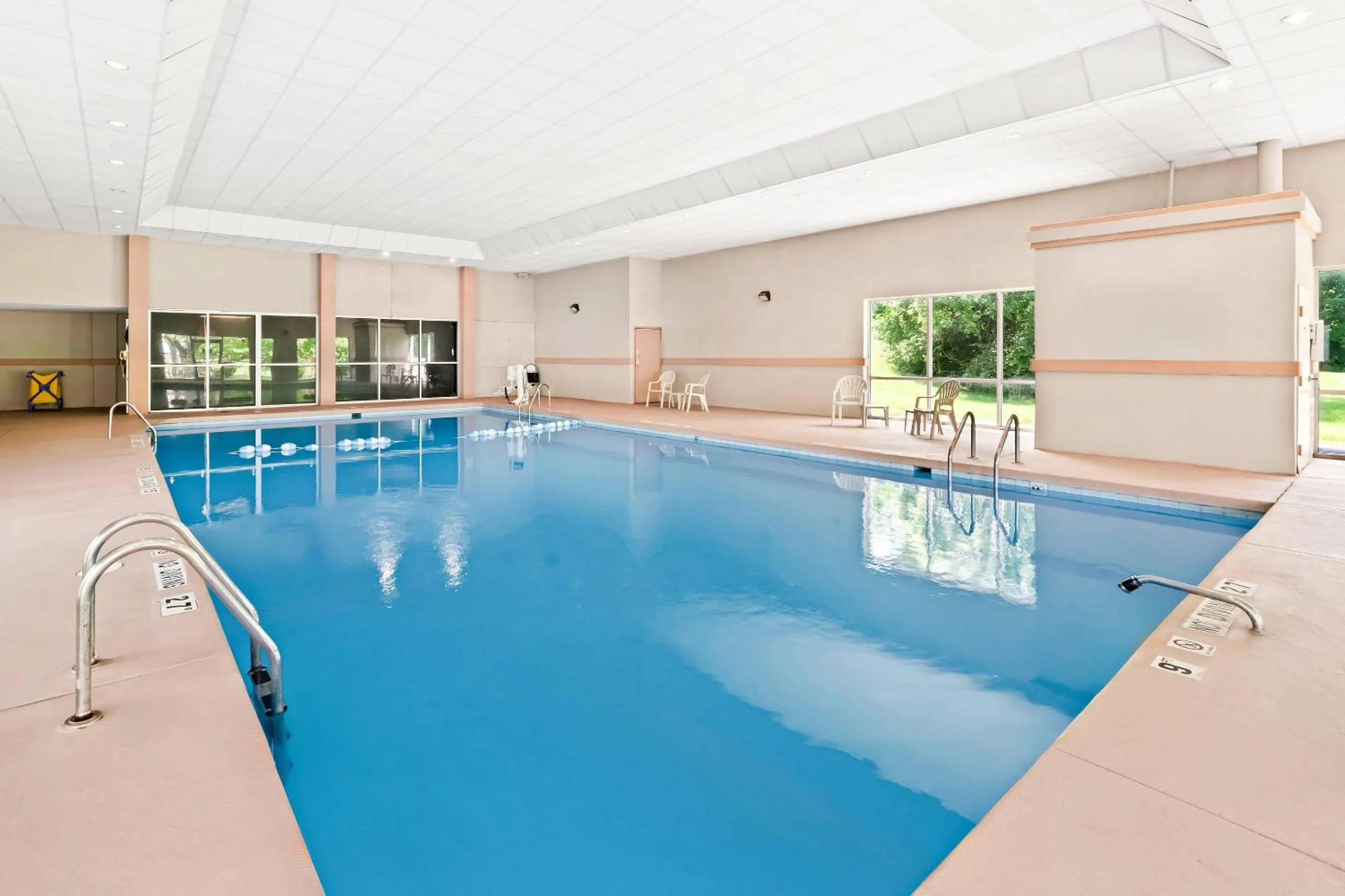 Swimming pool in Quality Inn Dayton Airport