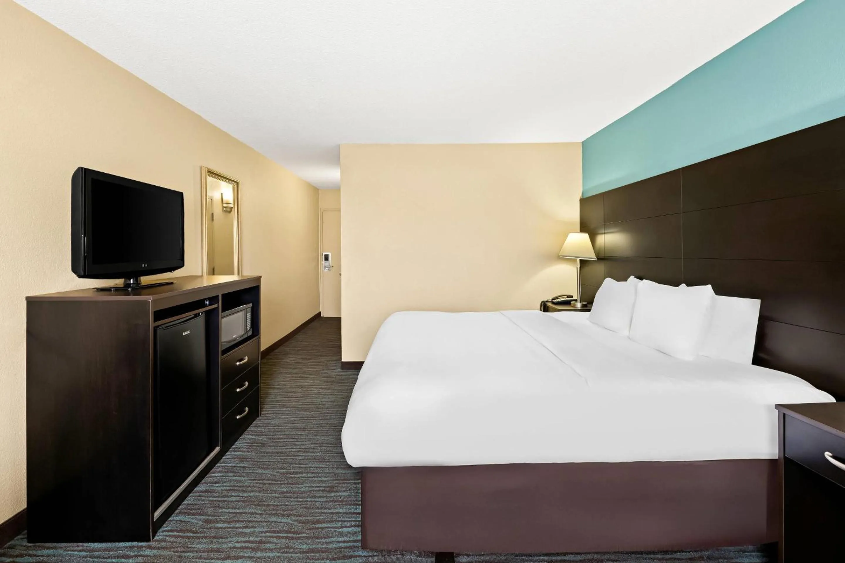 Bedroom, Bed in Quality Inn Dayton Airport