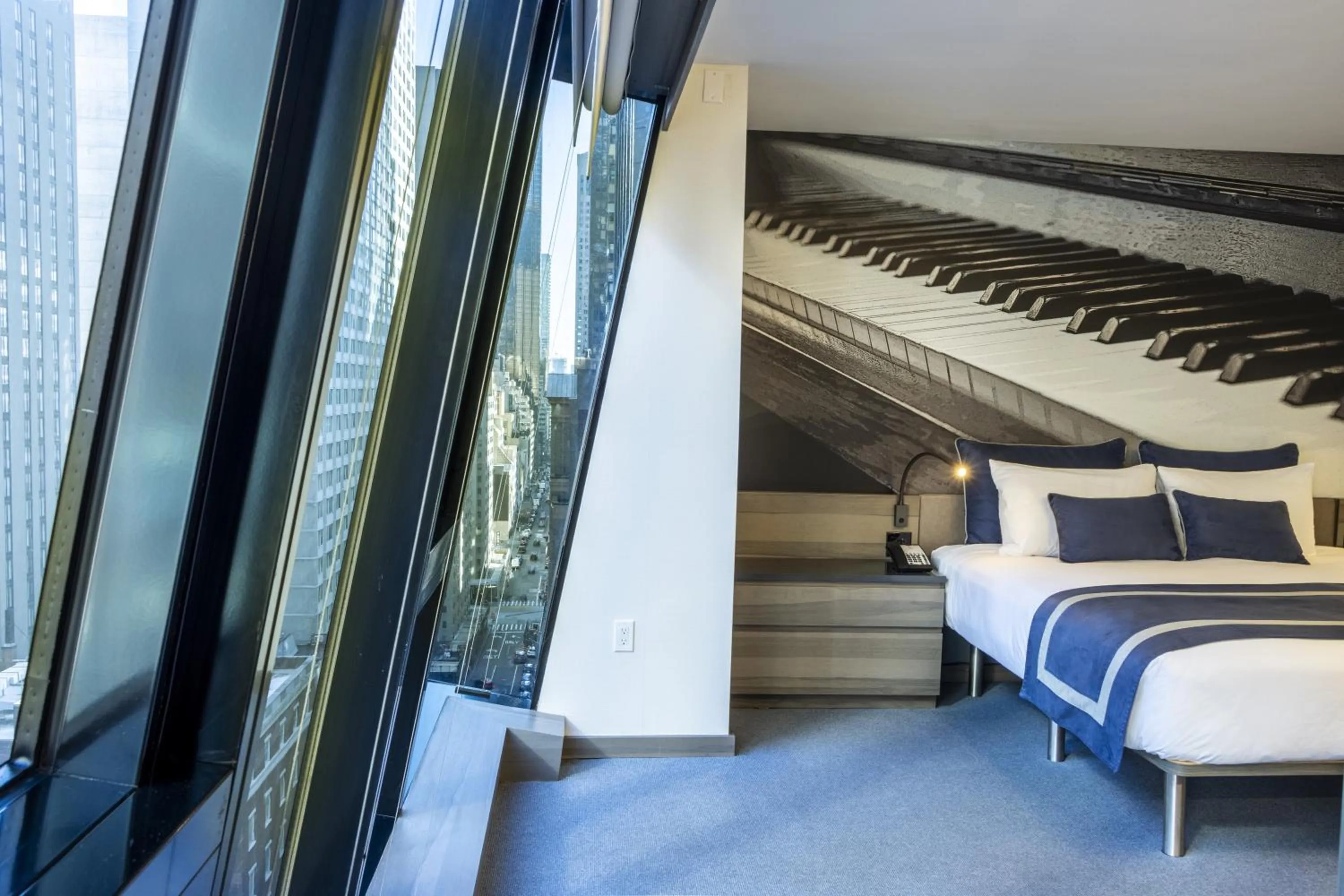 Bedroom, Bed in Carnegie Hotel