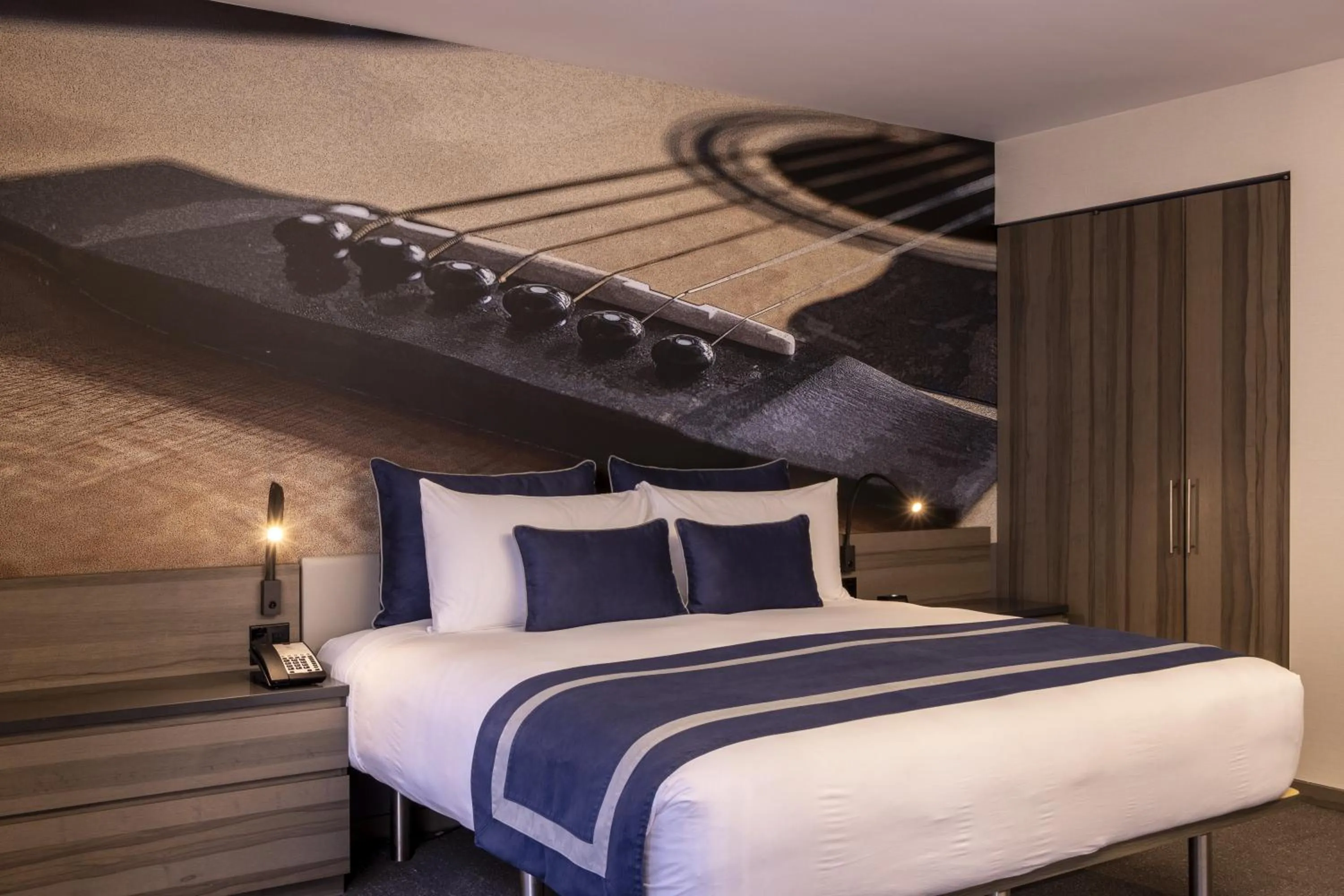 Bedroom, Bed in Carnegie Hotel