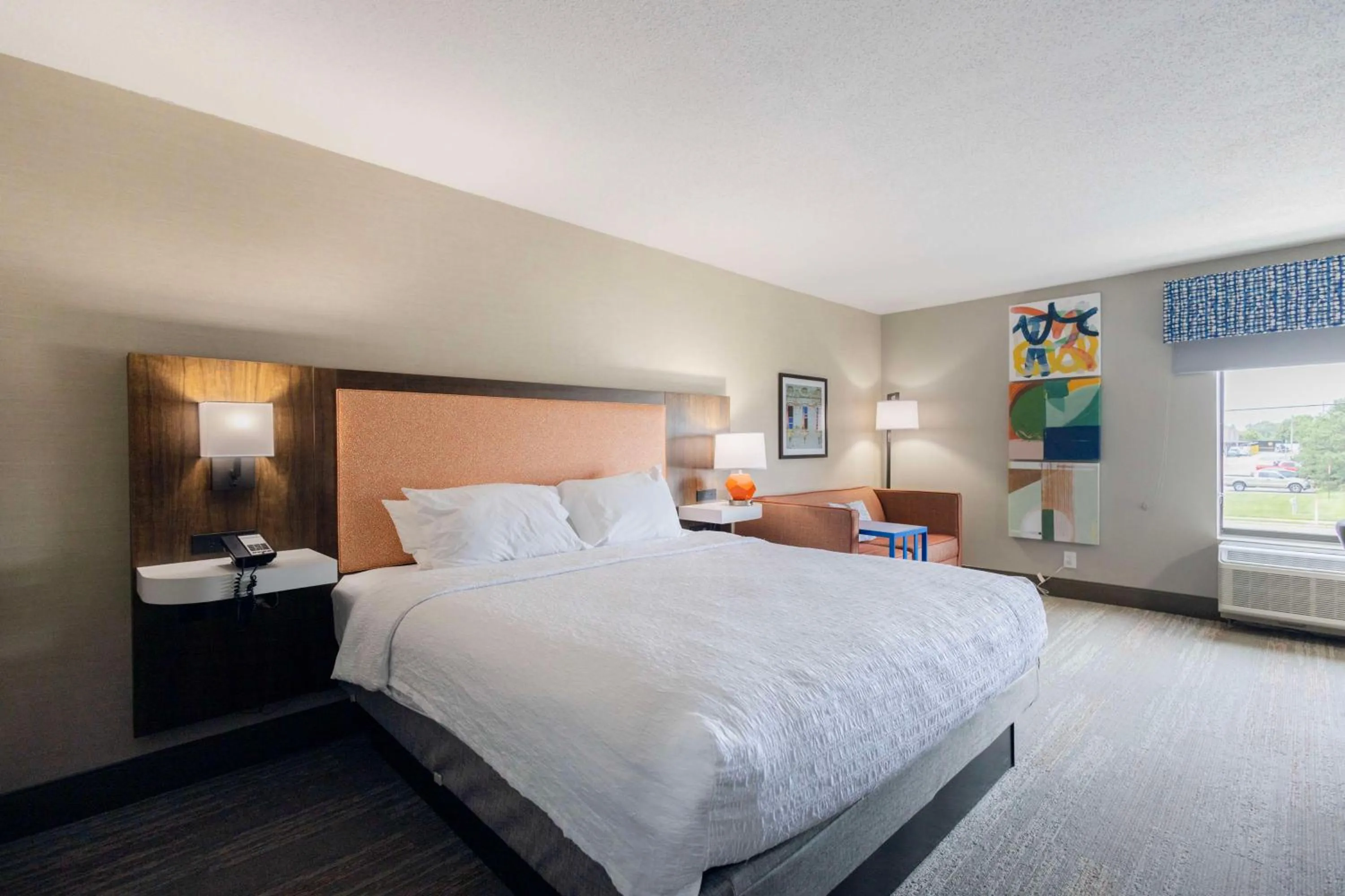 Photo of the whole room, Bed in Hampton Inn Springfield