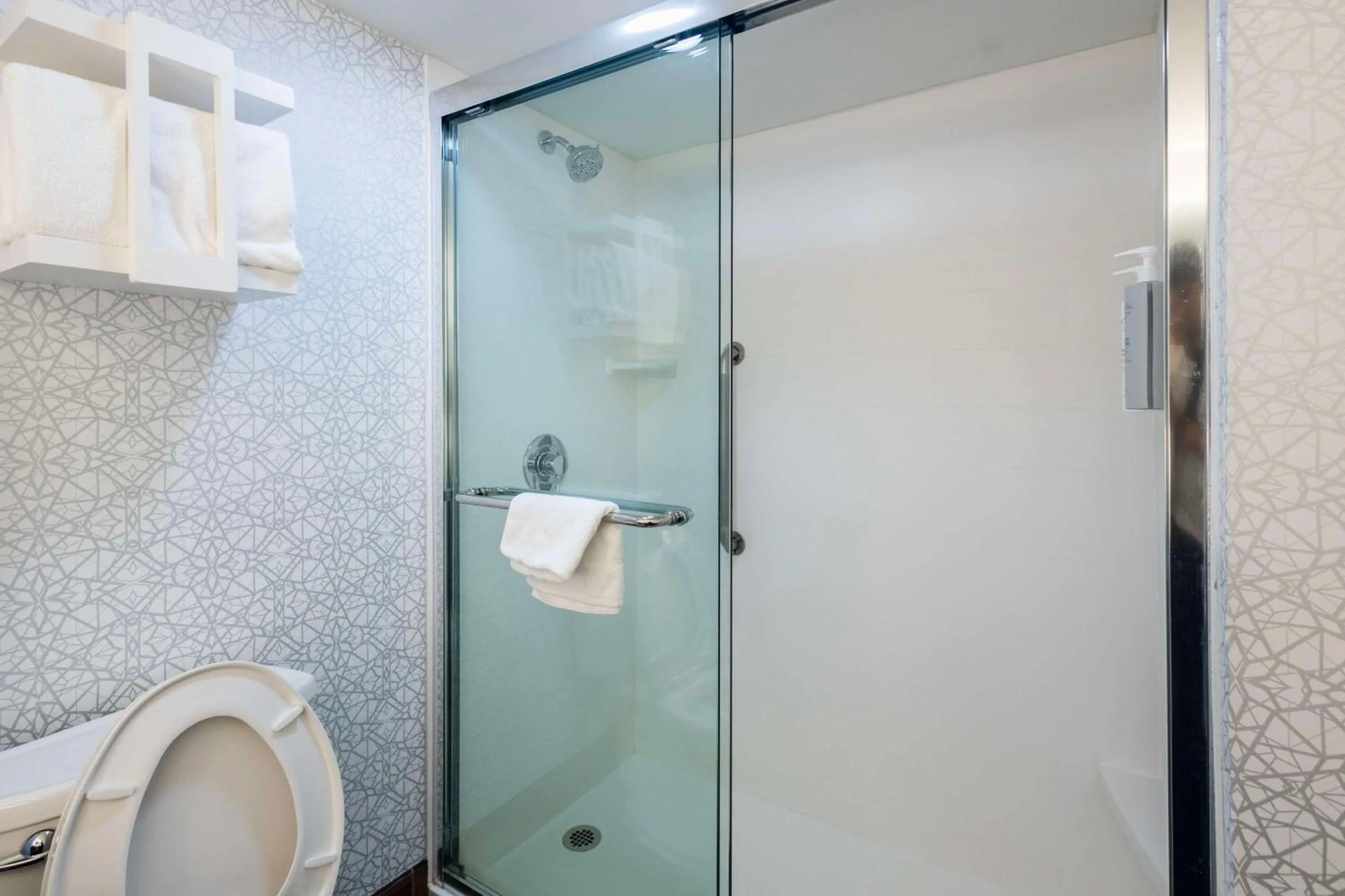 Photo of the whole room in Hampton Inn Springfield