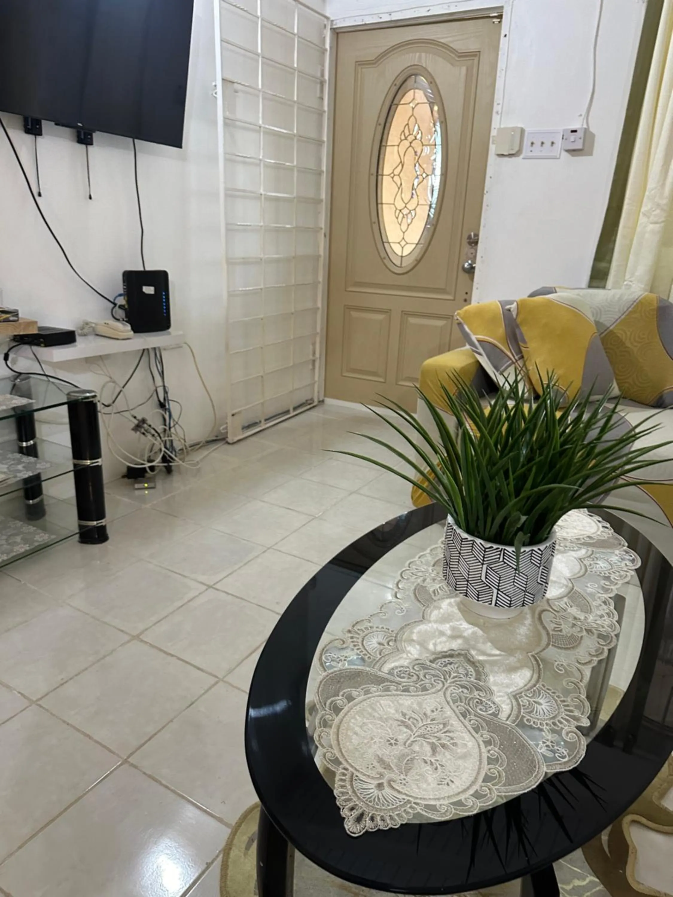 Communal lounge/ TV room in Rhyne Park Inn