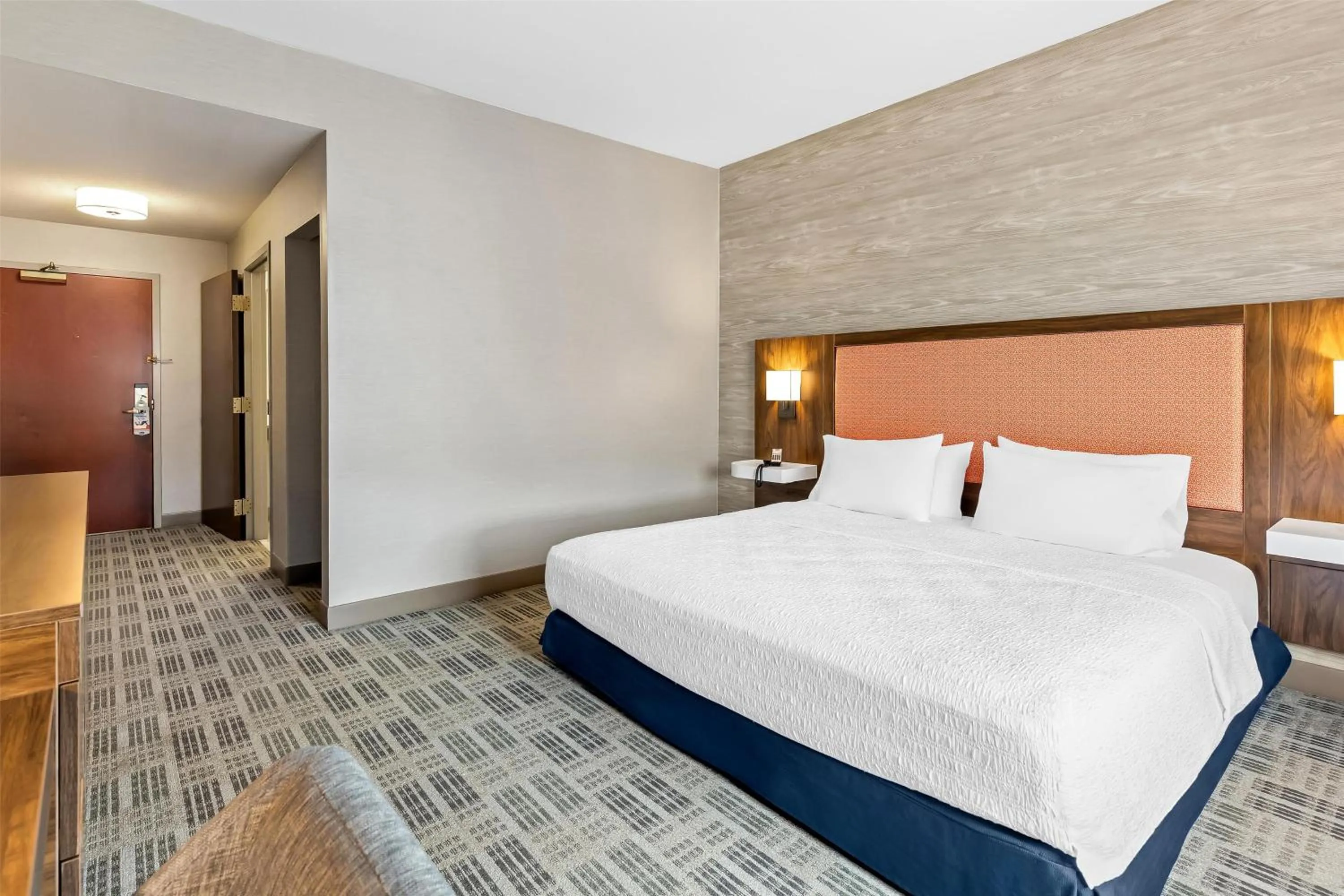 Bed in Hampton Inn & Suites Grove City