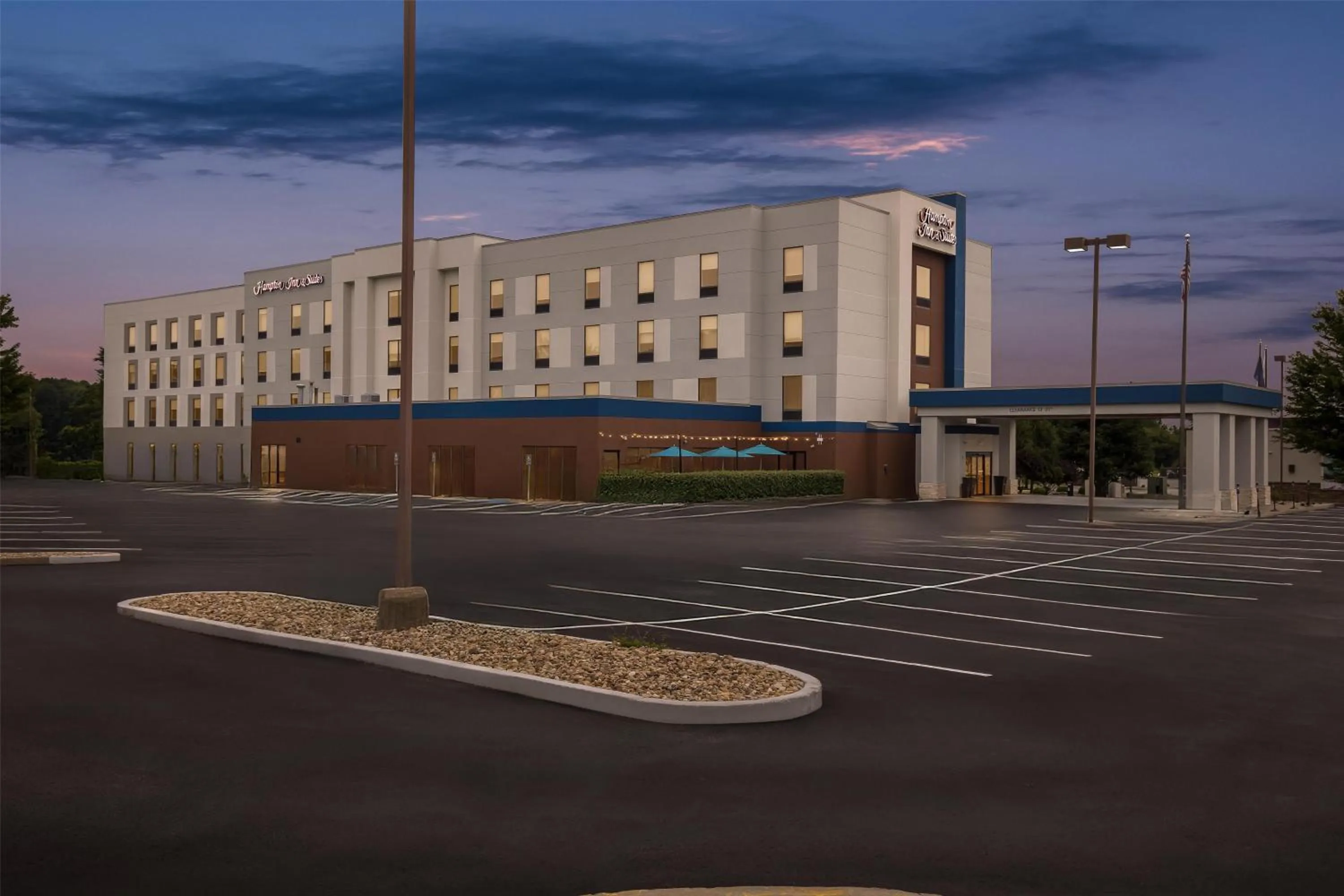 Property building in Hampton Inn & Suites Grove City