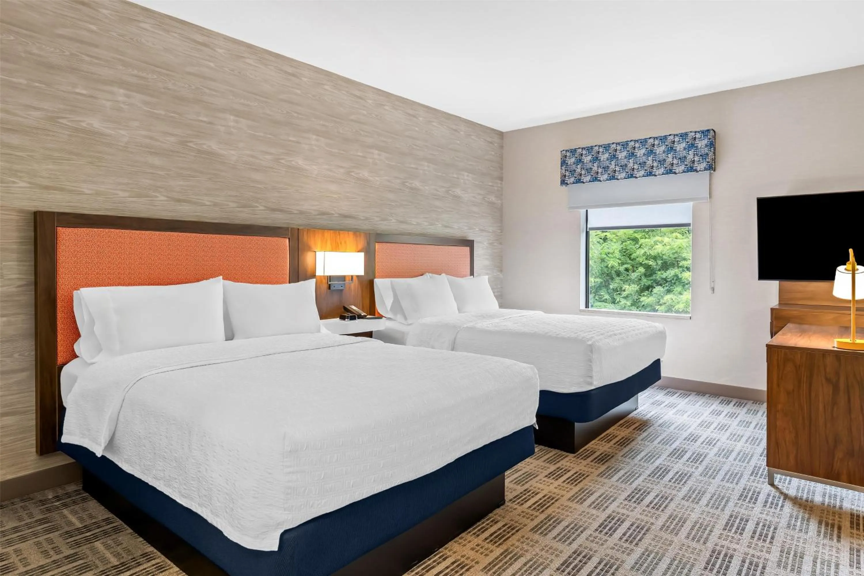 Bed in Hampton Inn & Suites Grove City