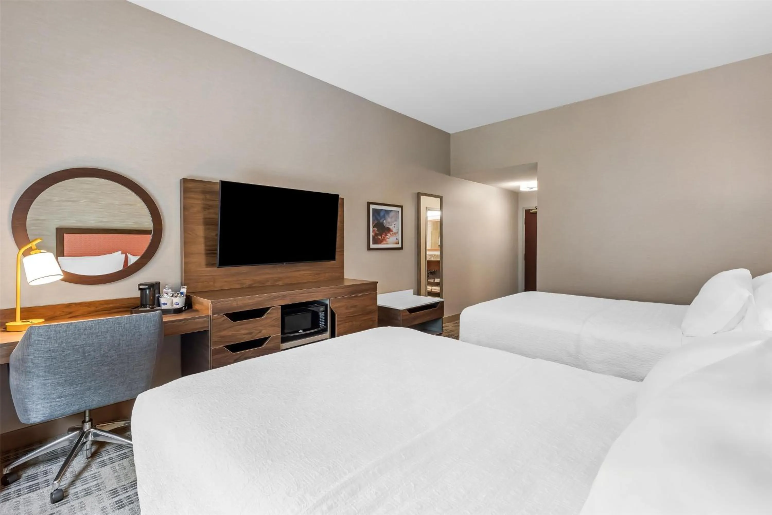 Bedroom, Bed in Hampton Inn & Suites Grove City