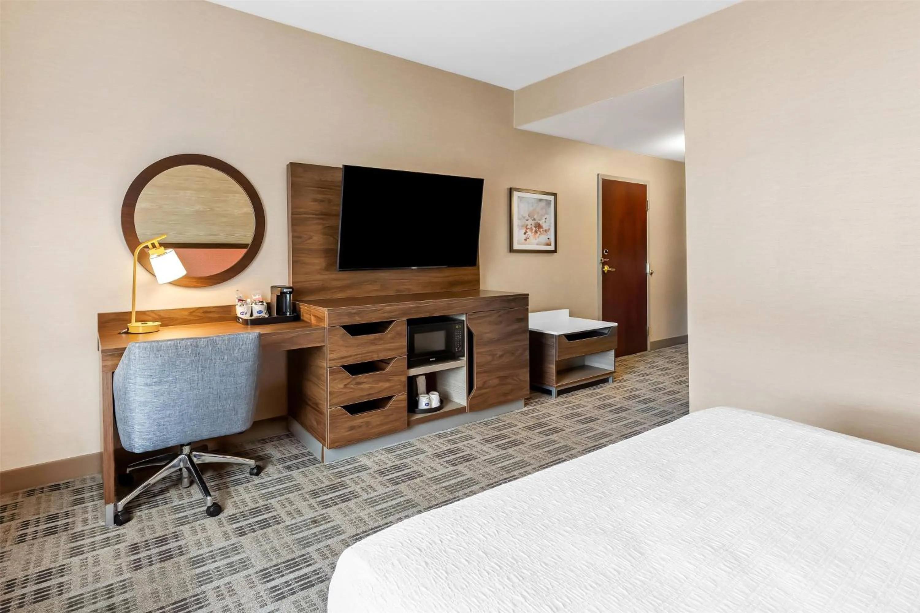 Bed in Hampton Inn & Suites Grove City