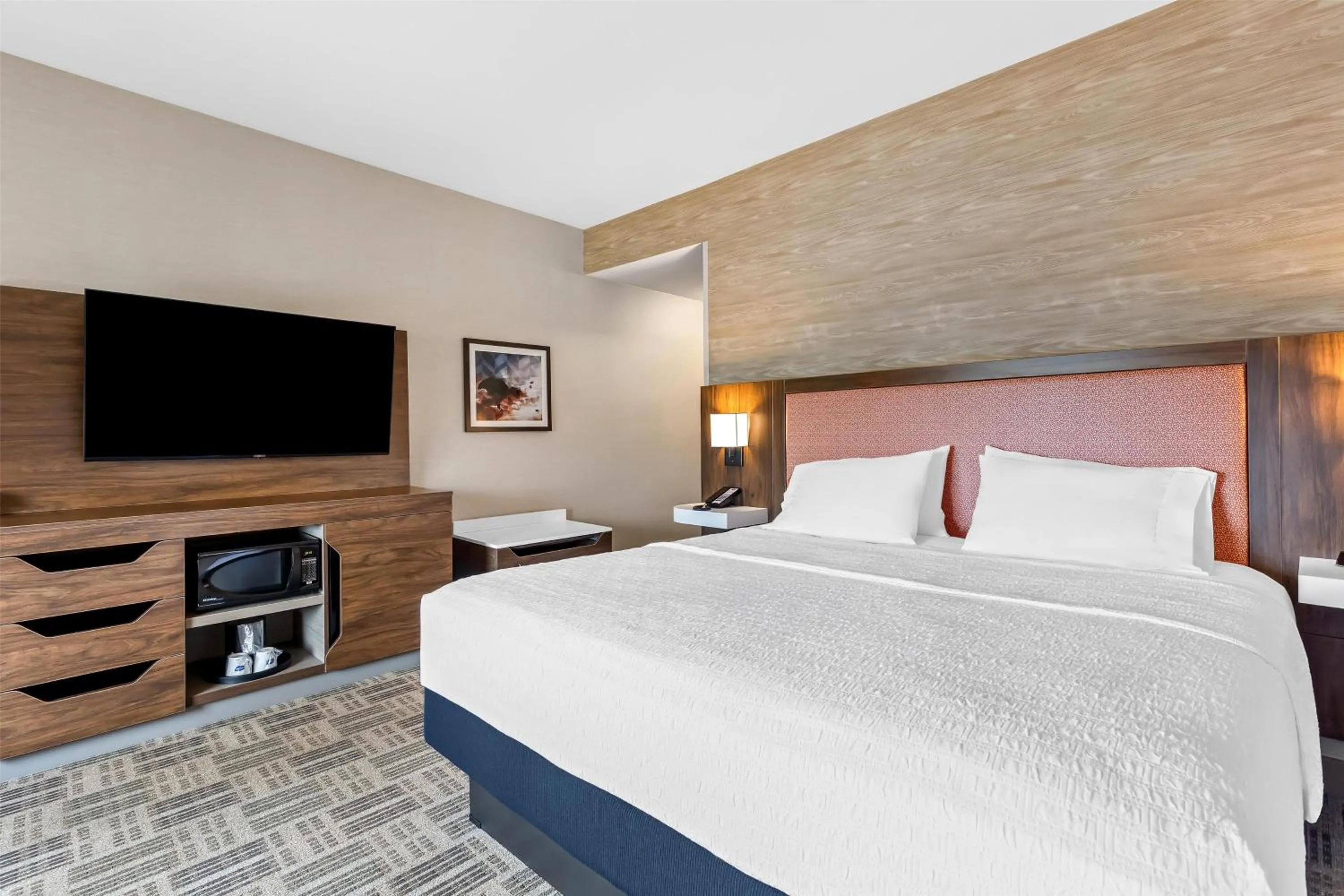 Bed in Hampton Inn & Suites Grove City