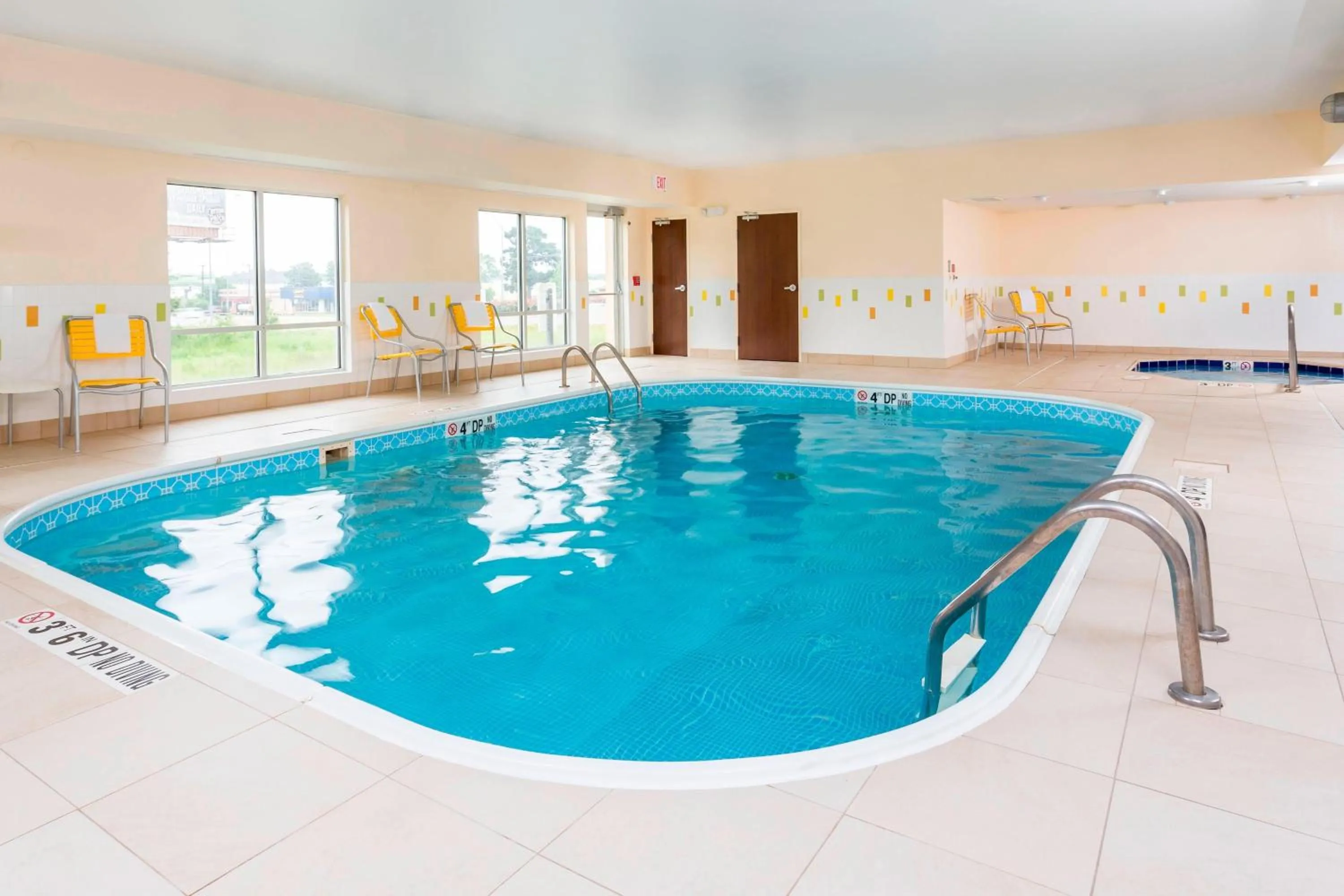 Swimming pool in Fairfield Inn & Suites Tyler